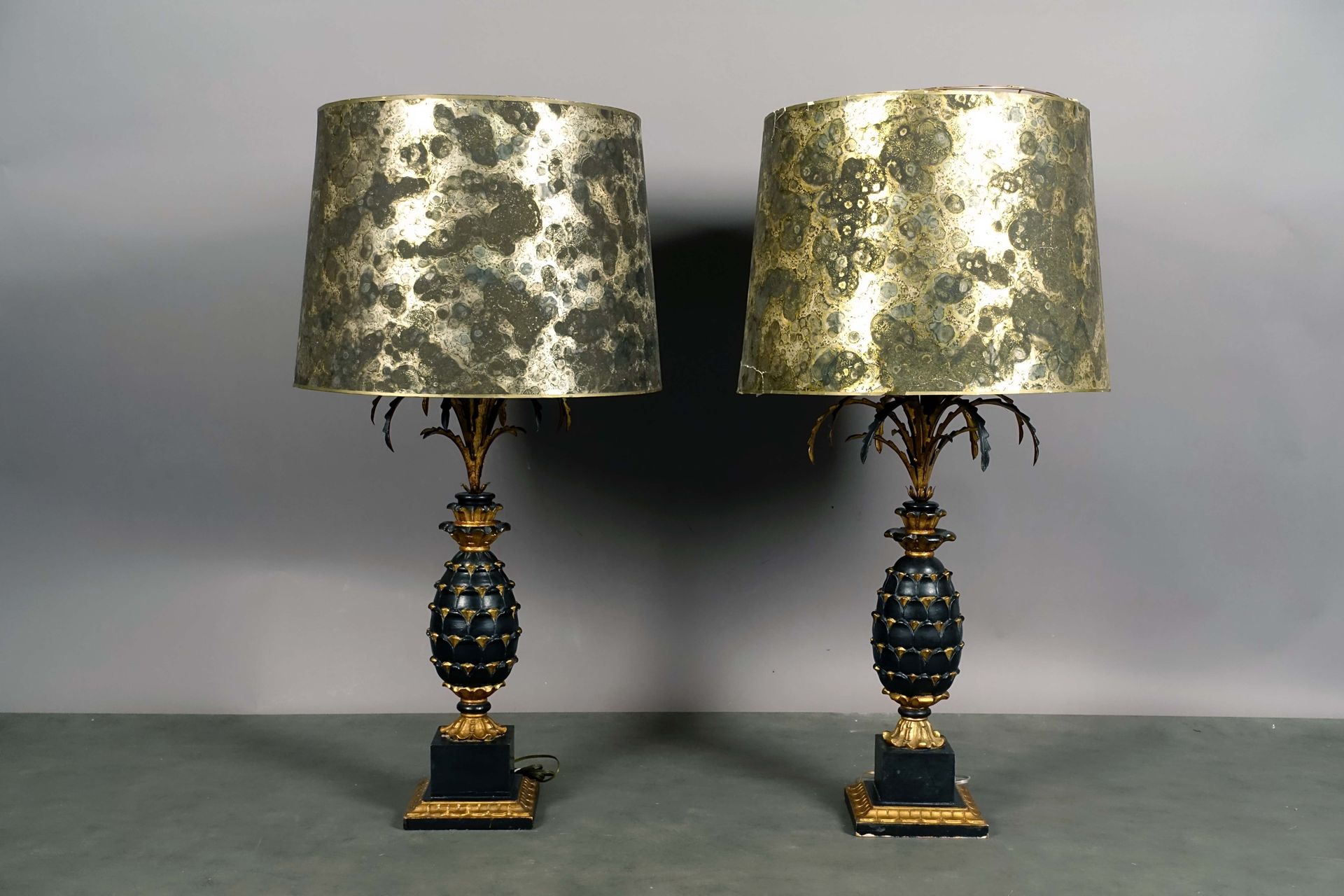 Paire de grandes lampes ananas “Hollywood Regency“. Carved wood lacquered black &hellip;
