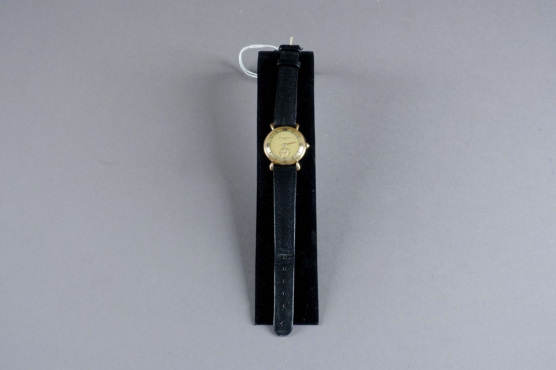 VACHERON & CONSTANTIN. 泪滴 "腕表（1944年制造），有泪滴形表耳。表盘上有棒状指示器和应用罗马数字。在 "铁路轨道 "中的分钟。六点钟&hellip;