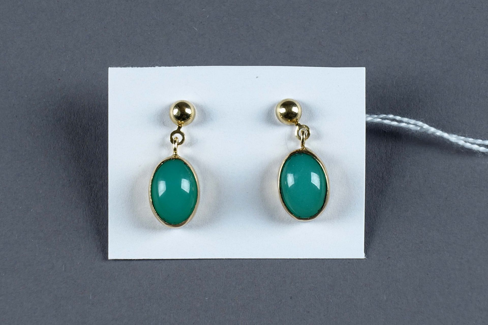 Paire de Pendants d’Oreilles. Set with two chrysoprase cabochons. Mounting in ye&hellip;