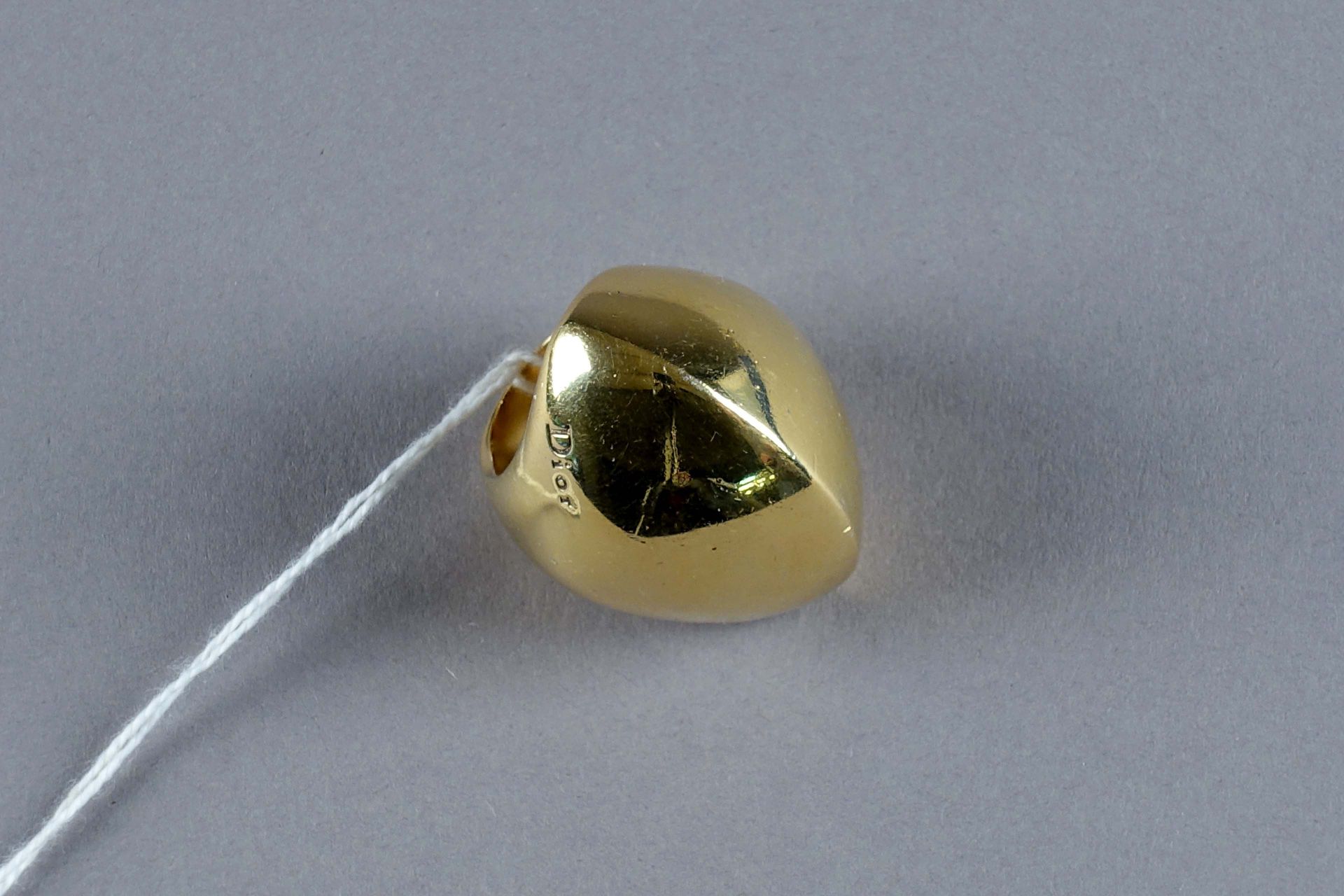 CHRISTIAN DIOR. Importante anello da donna in argento dorato. Dimensione : 54.
