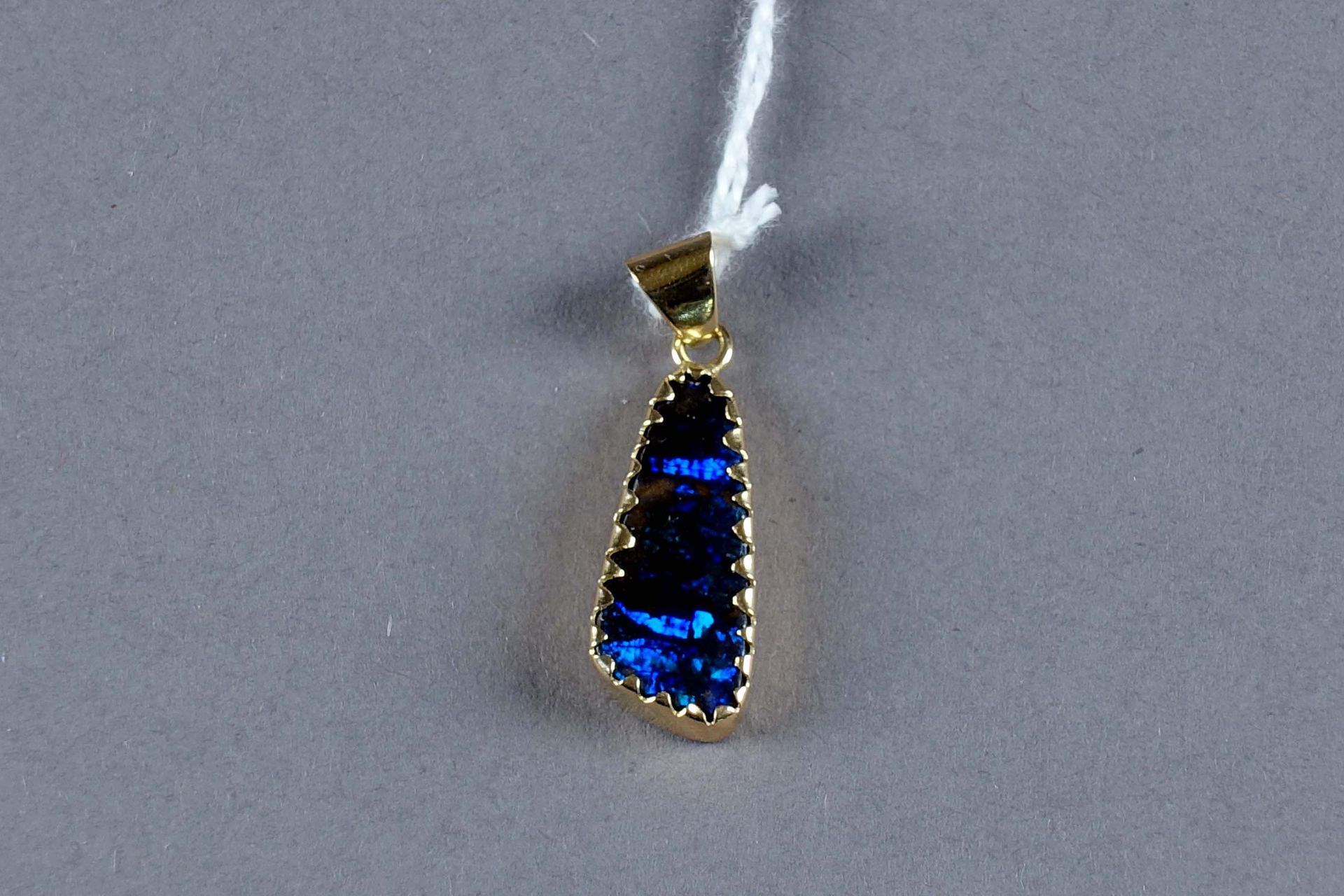 Pendentif. Set with a black opal (approx. 6 carats). Mounted in 18 carat yellow &hellip;