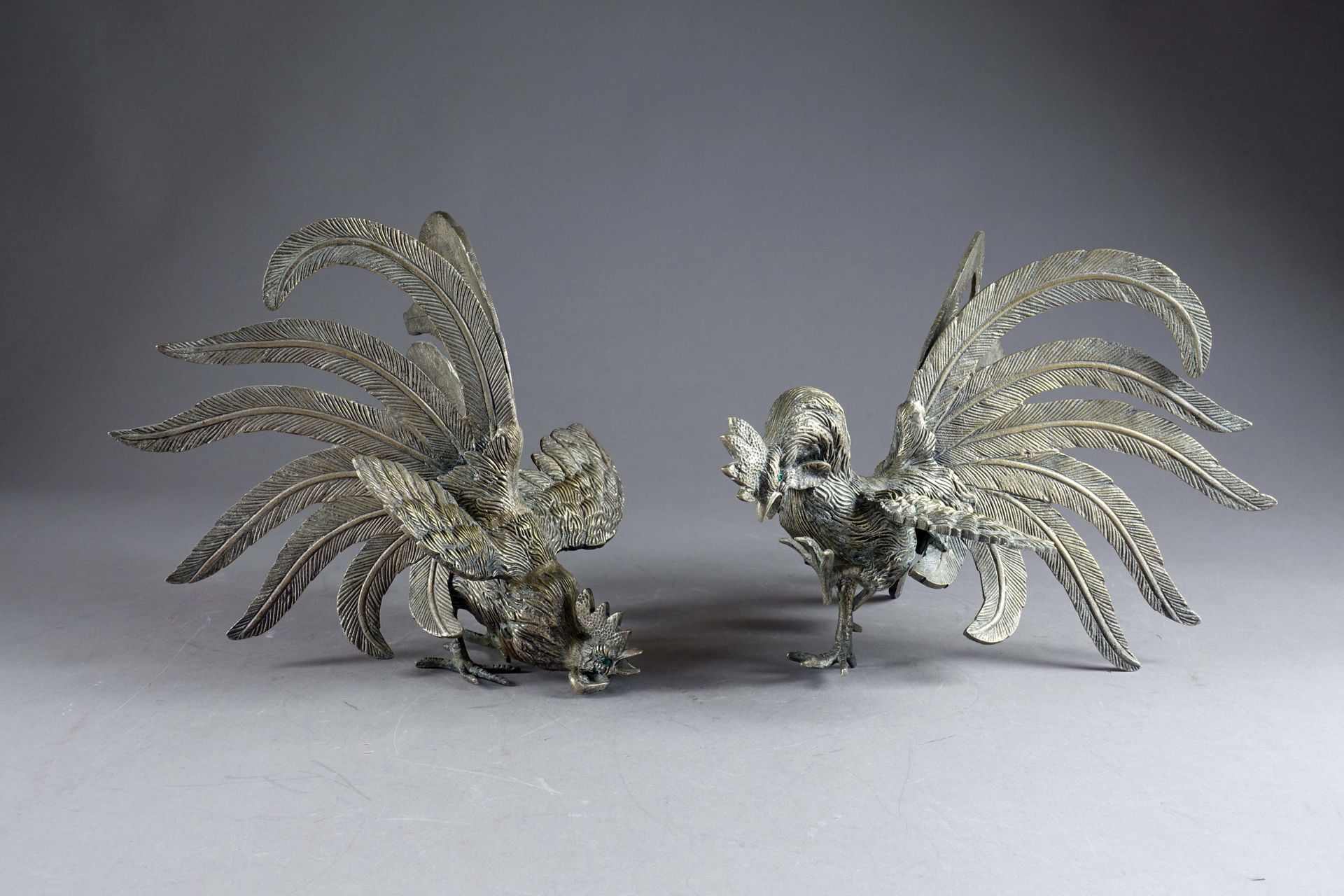 Le combat de coqs. Two subjects in patinated bronze forming a pair. Length : 33 &hellip;