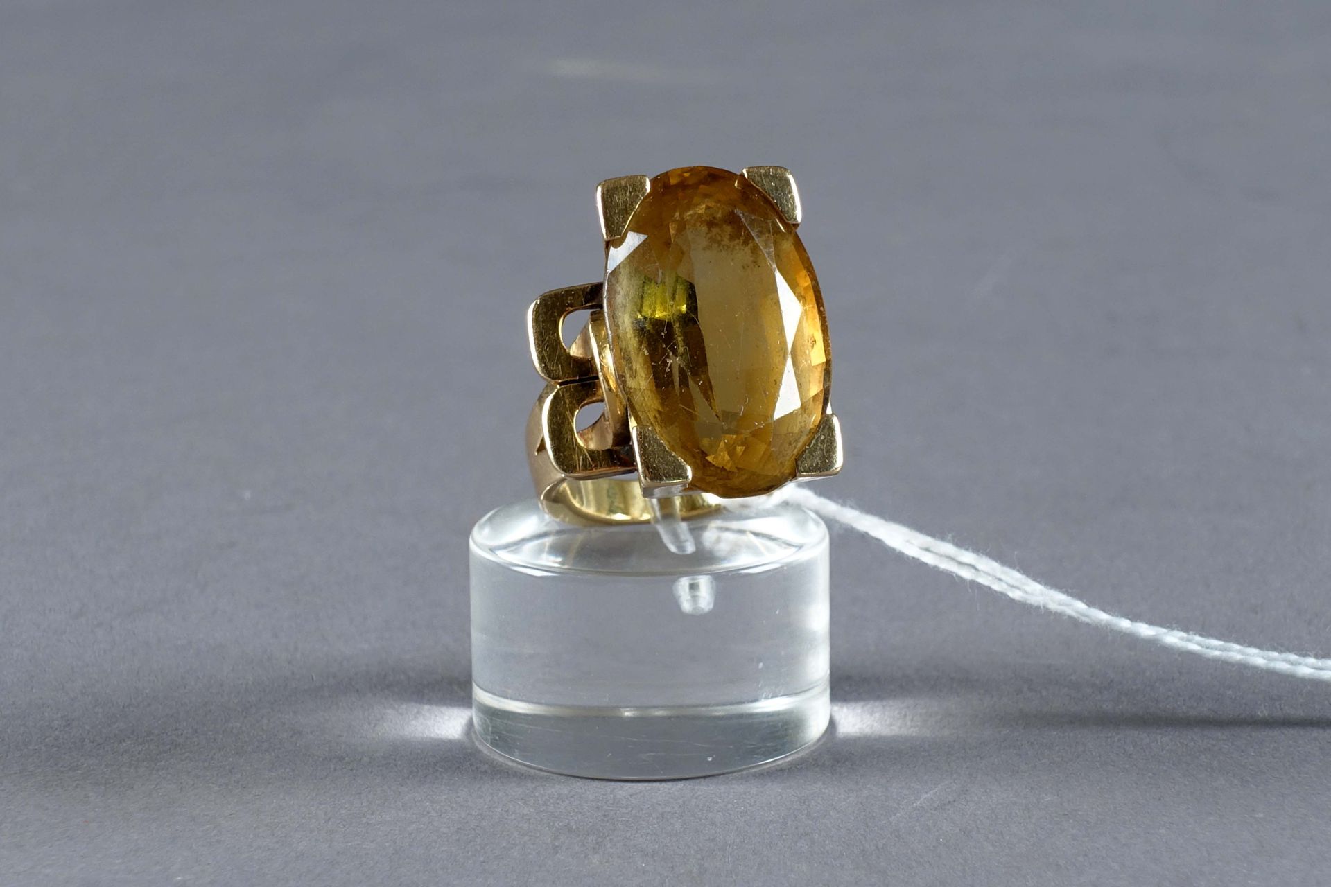 Bague de Dame. 镶嵌着一个大的椭圆形黄水晶（约19克拉50）。镶嵌在18K黄金中。重量：17.9克。尺寸：48。