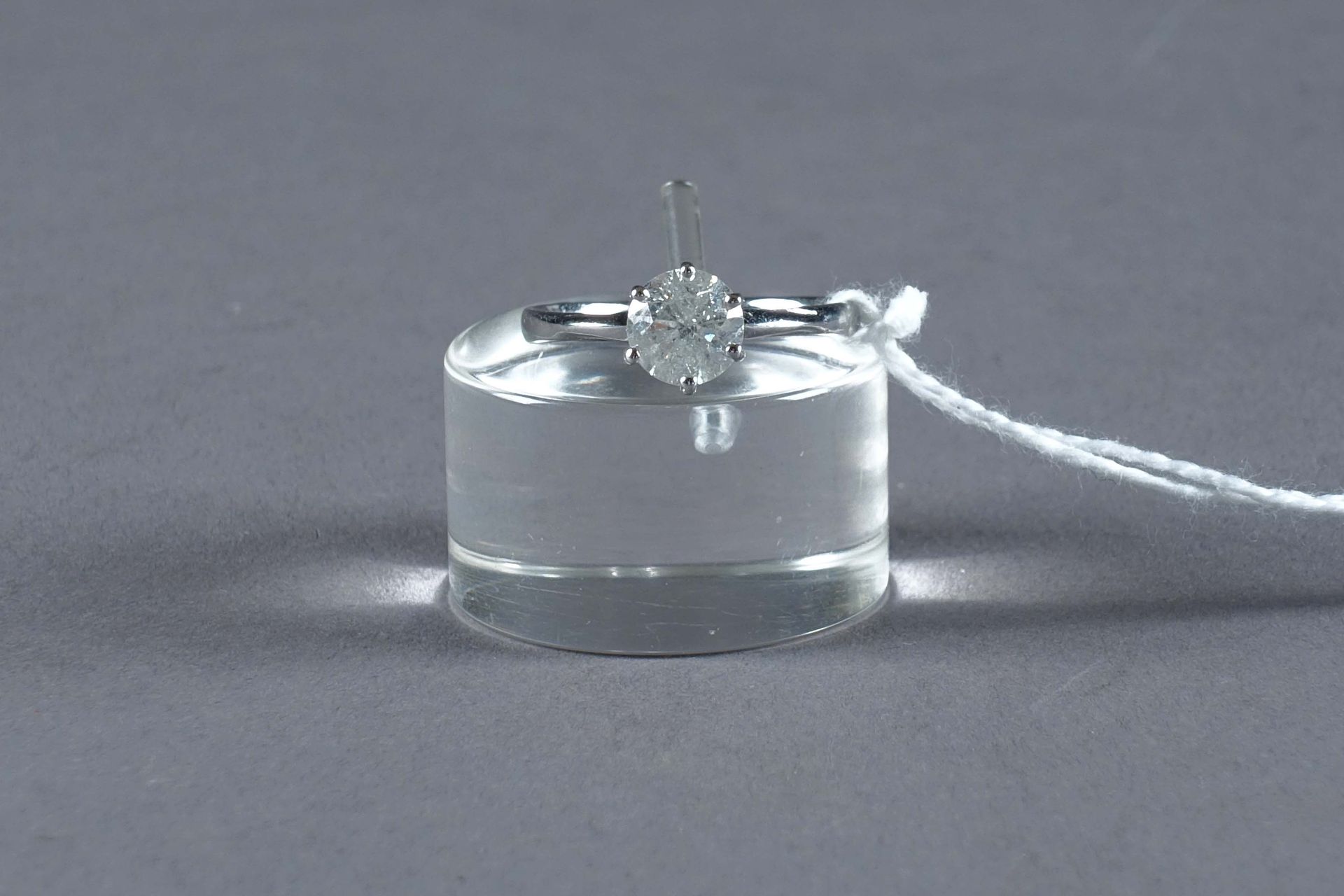 Bague de Dame, Solitaire. 镶有一颗明亮式切割钻石（约1克拉/净度：磨砂）。镶嵌在18K白金中。重量：2克。尺寸：54。