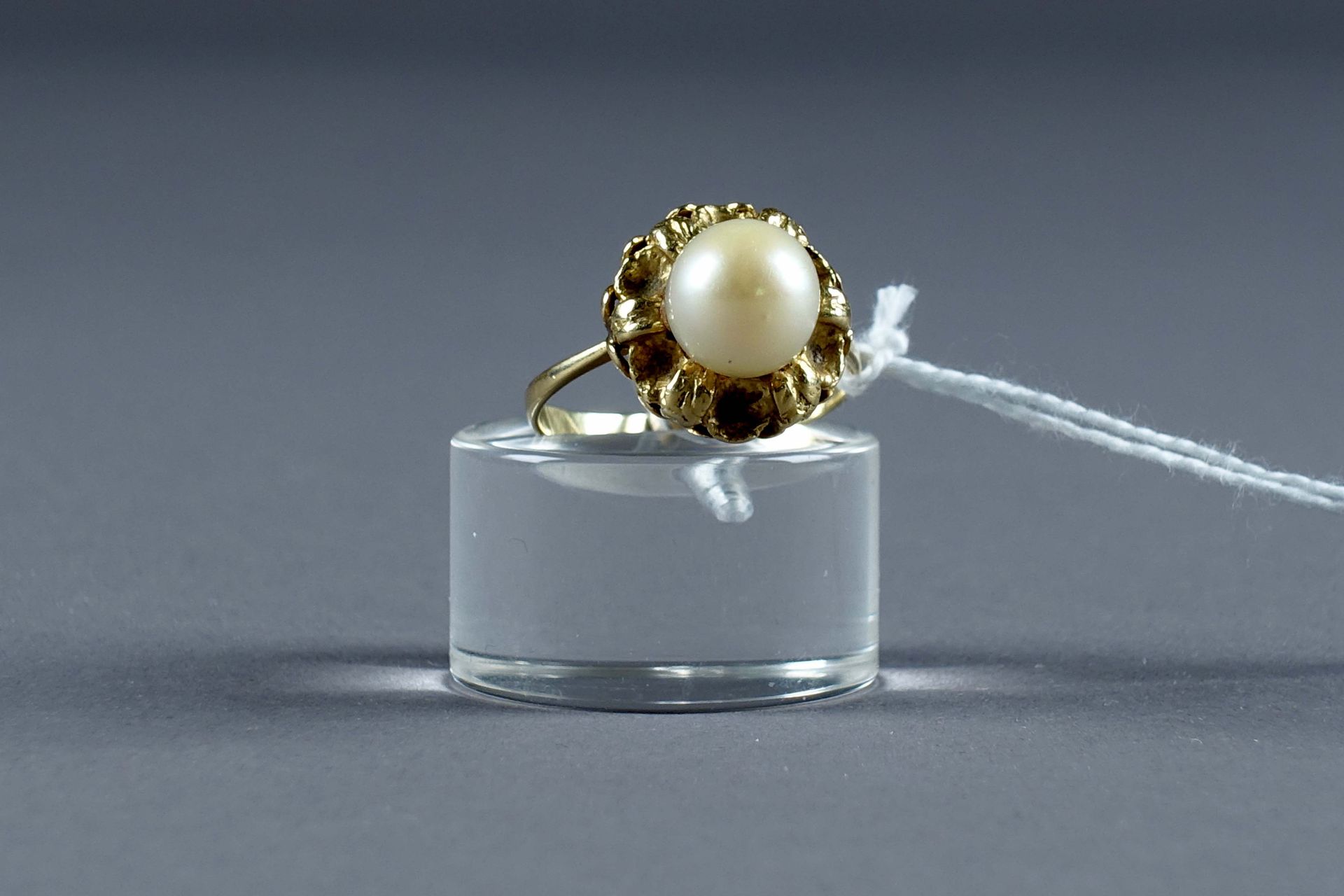 Bague de Dame. 镶嵌着一颗养殖珍珠。镶嵌在18K黄金中。重量：4,7克。尺寸：57。