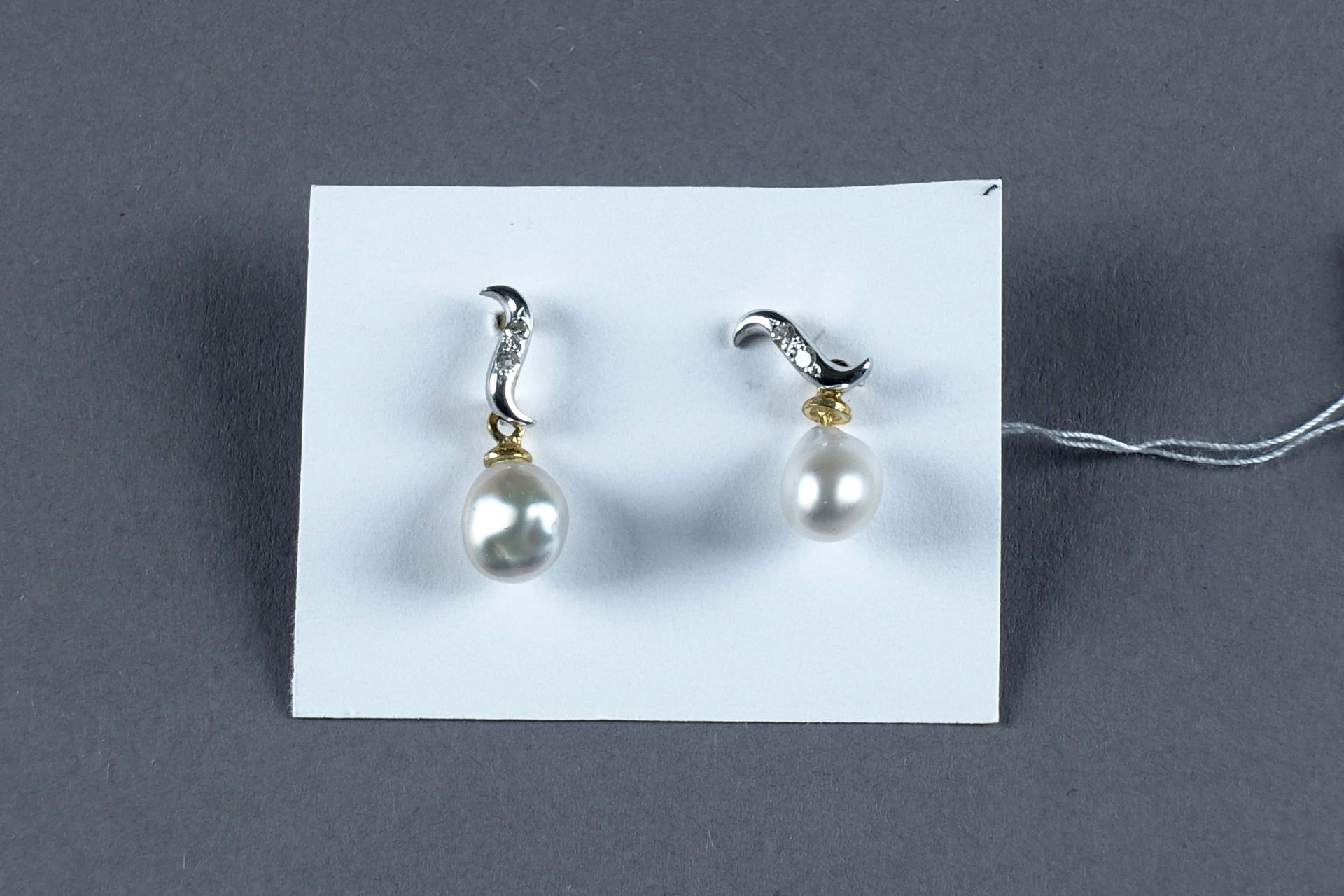 Paire de Pendants d’Oreilles. 镶嵌着两颗凯西珍珠，装饰着四颗8/8切割的钻石。镶嵌在两个18K金中。重量：2,7 g。