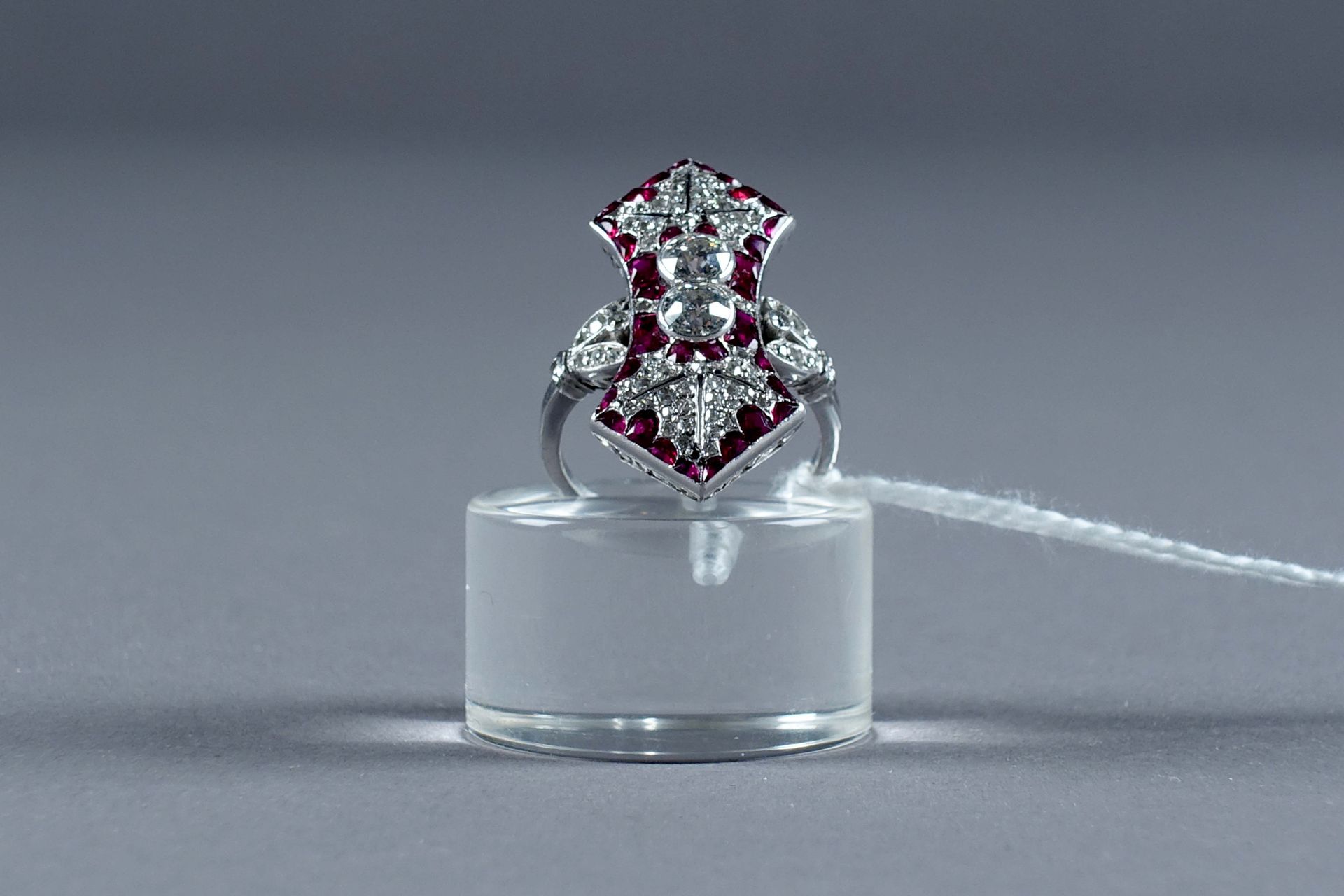 Bague de Dame Art Déco. 镶有两颗老式切割钻石（约0克拉60），镶有三十八颗不同大小的红宝石（约0克拉45）和八十七颗玫瑰和8/8切割钻石&hellip;