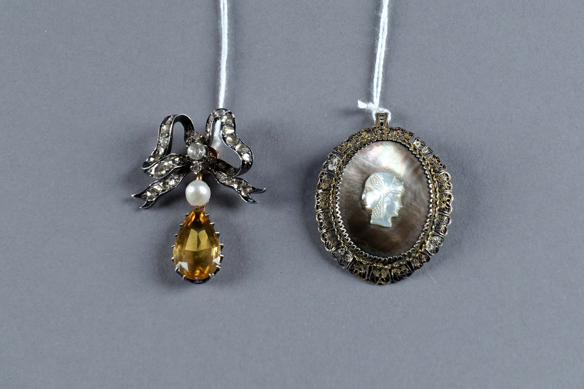 Pendentif de la fin du XIXe siècle. 表现了一个蝴蝶结，上面镶嵌着三十四颗玫瑰式切割的钻石，银色的叶子上有一颗黄水晶（约5克拉&hellip;