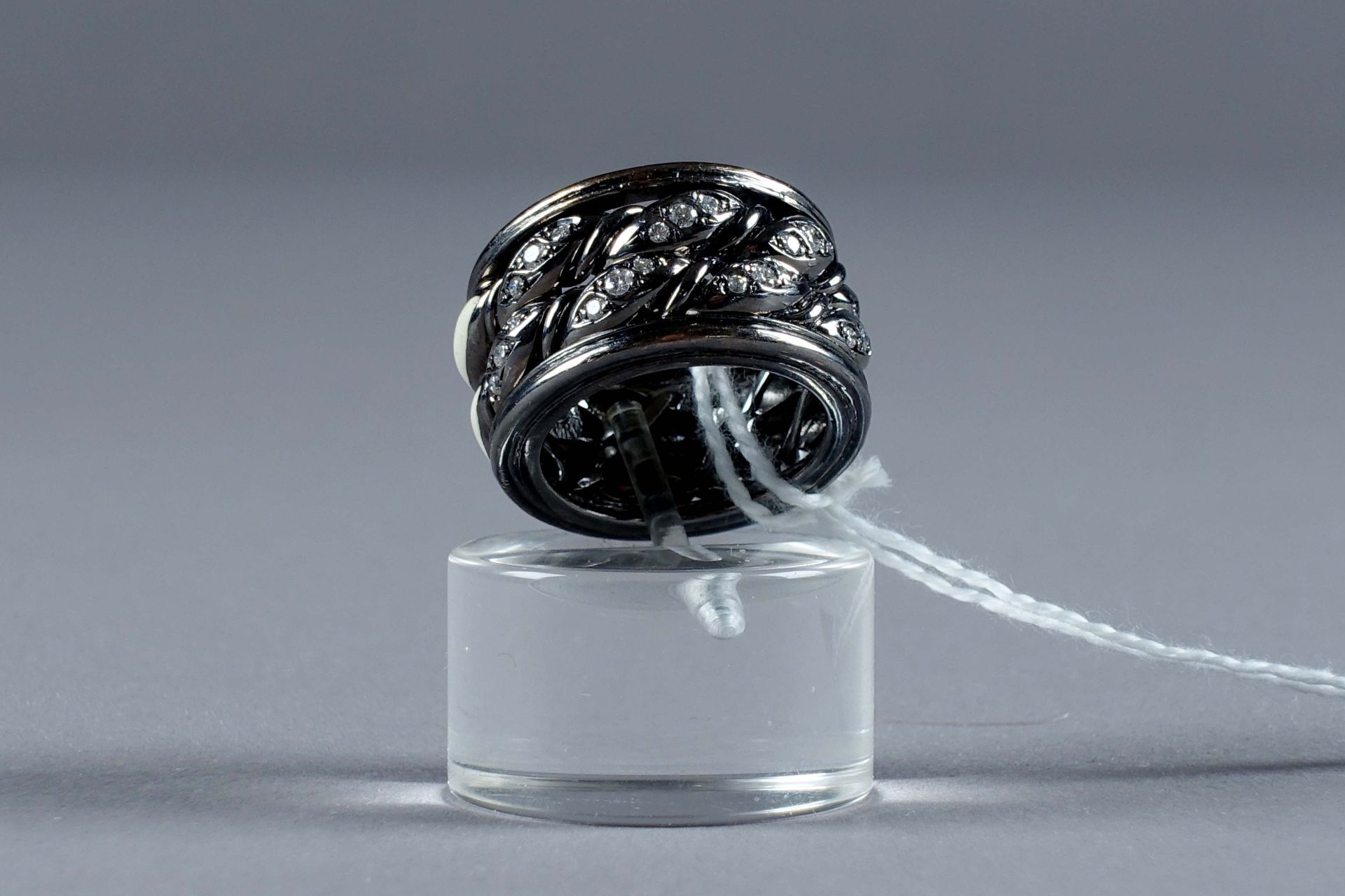 Maria Grazia Cassetti “Firenze“. 现代女式戒指，镶嵌24颗明亮型切割钻石（约0克拉16）。黑色镀铑18K金镶嵌，白色珐琅。重量：&hellip;