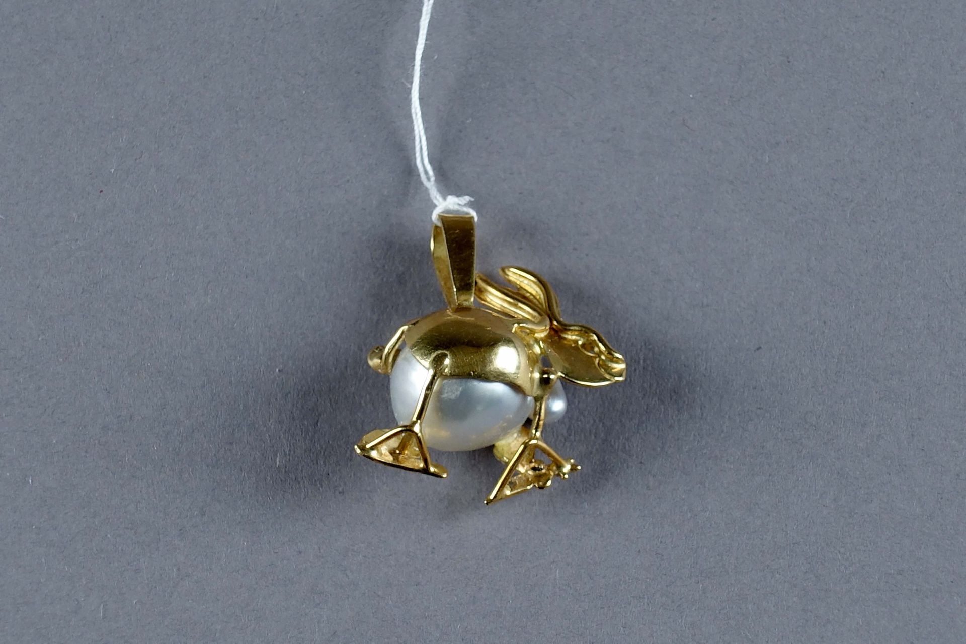 Pendentif. Stylizing a rabbit set with a southsea baroque pearl. Yellow gold set&hellip;