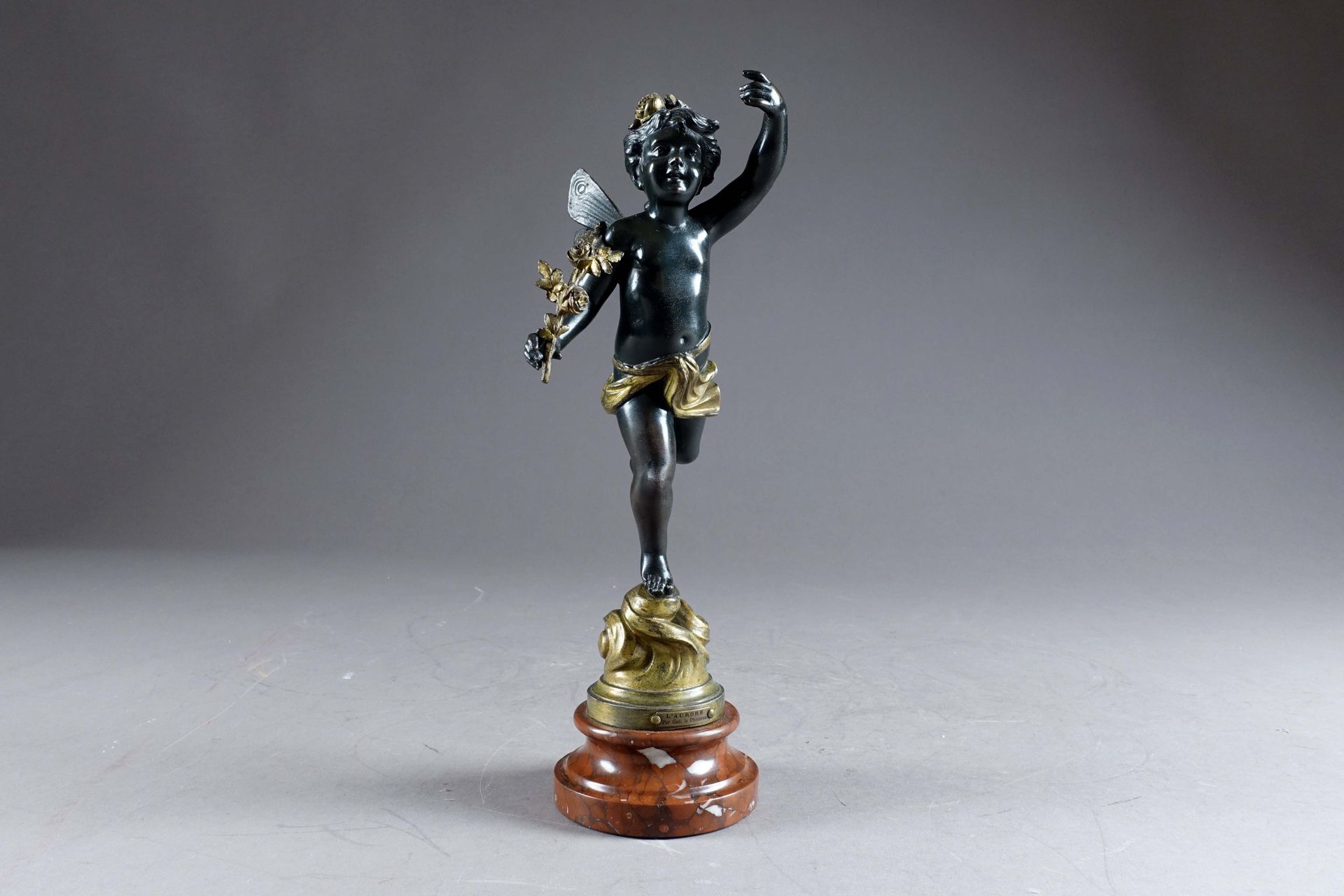 Gaël le Phanarau - XIXe/XXe siècle. L'Aurora. Statuetta in metallo patinato e do&hellip;