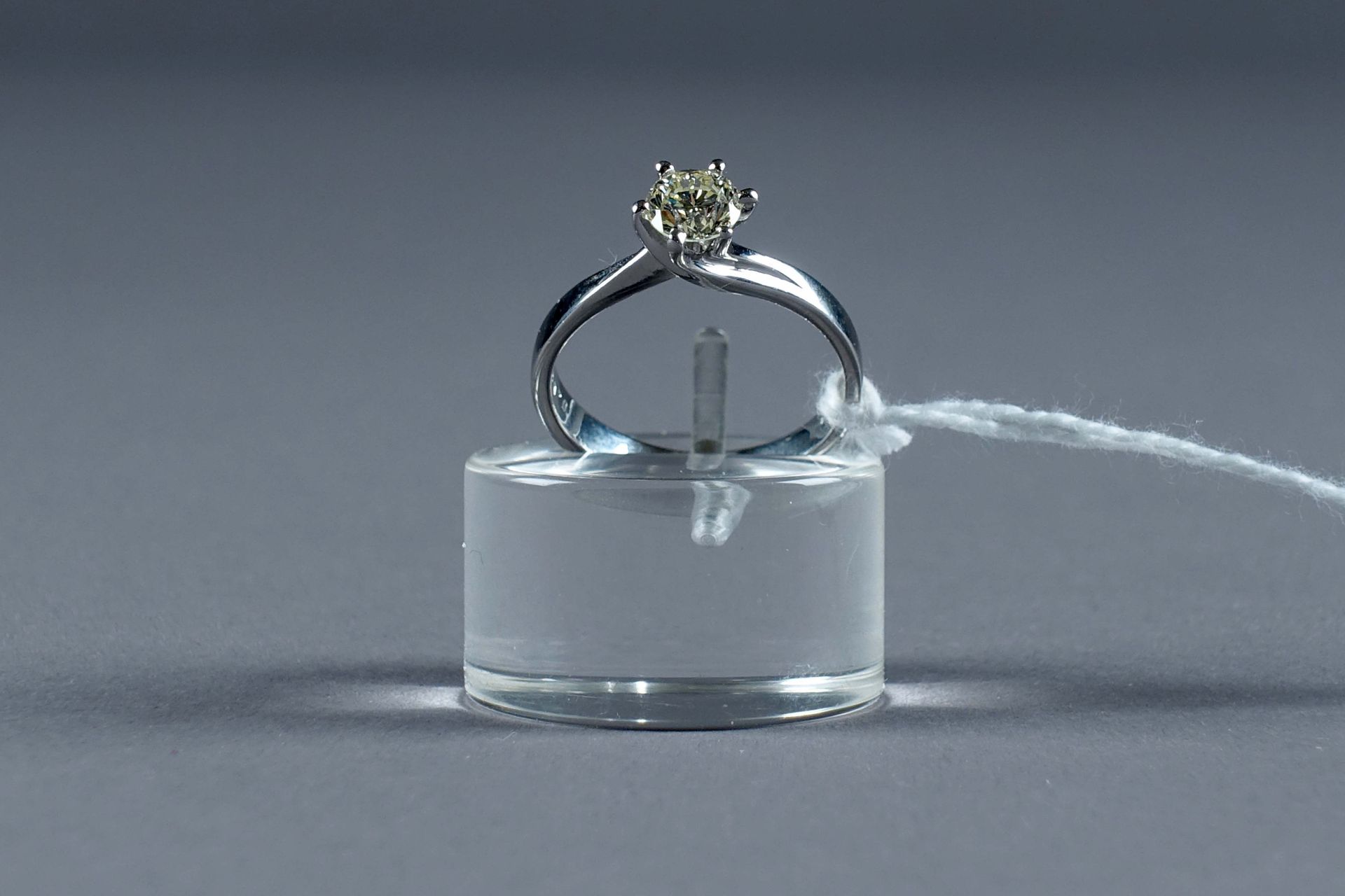 Bague de Dame, Solitaire. Sertie d’un diamant taille brillant (env. 0 carat 60).&hellip;