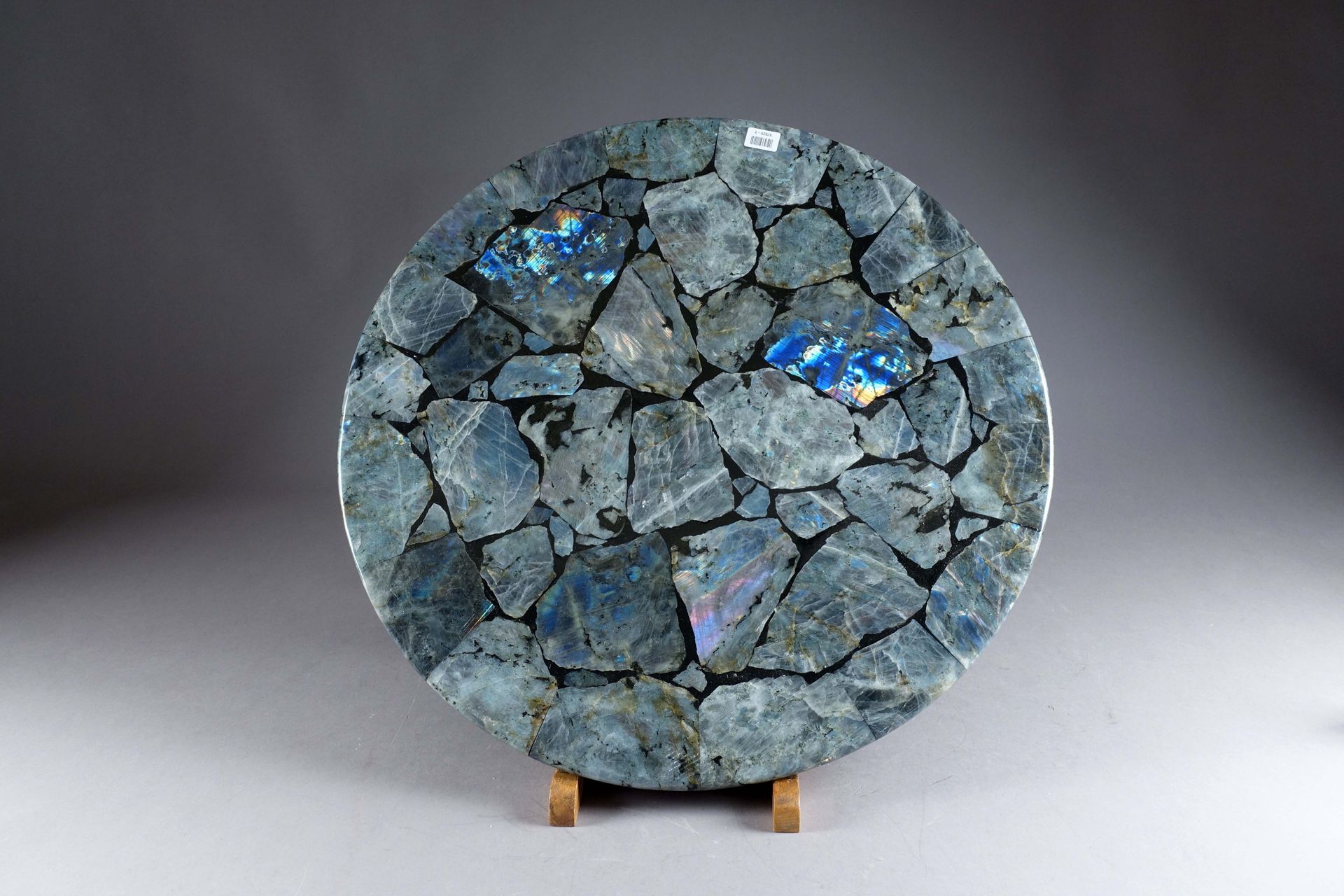 Tablette de forme ronde. Made of a mosaic of iridescent labradorite fragments. D&hellip;
