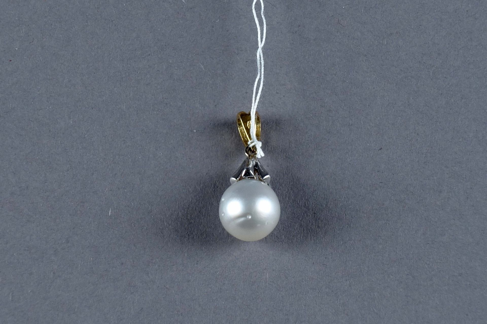 Pendentif. 镶嵌着一颗南海养殖珍珠。镶嵌在两个18K金中。重量：2.5克。