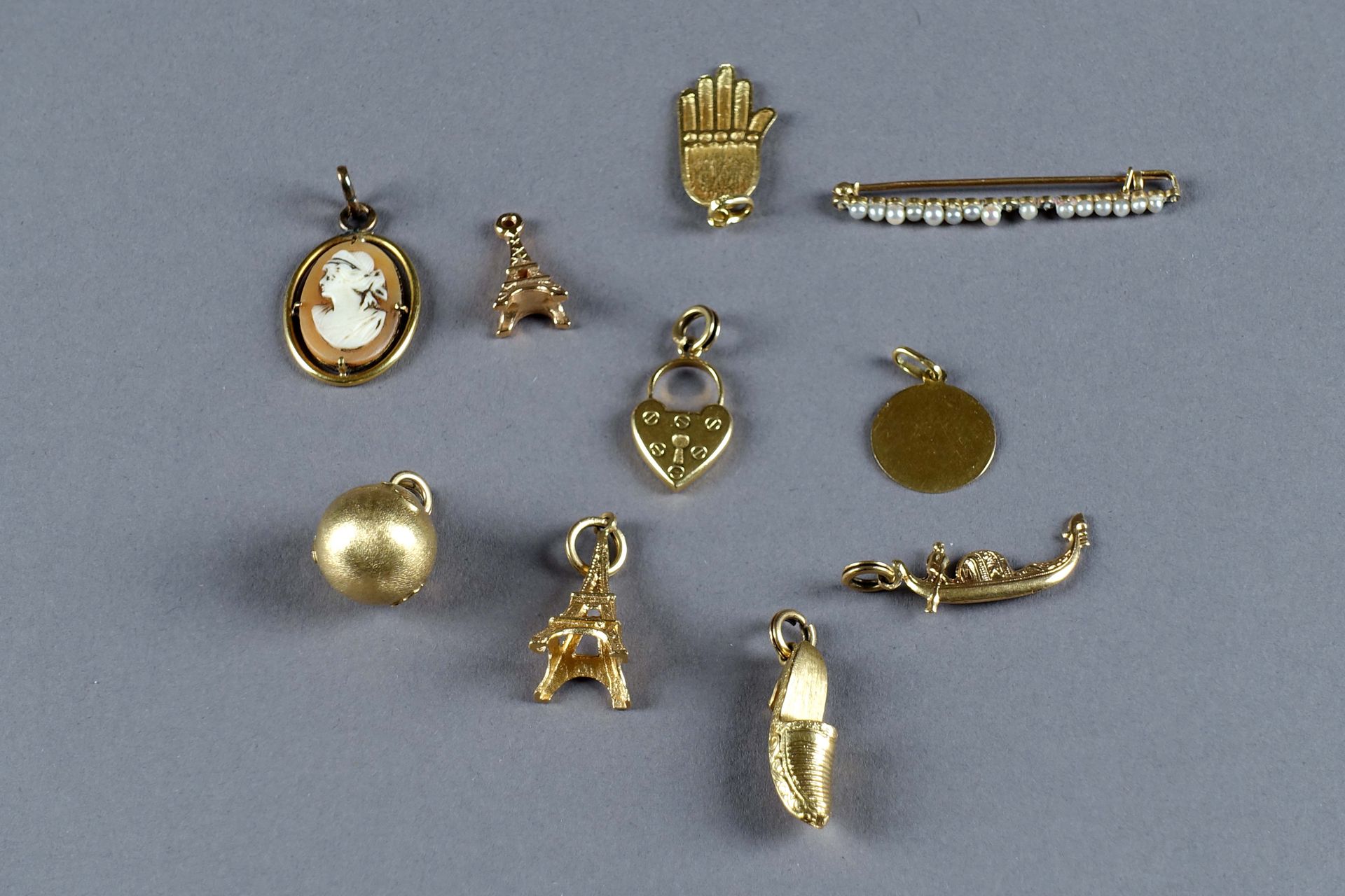 Petit Lot. Composed of nine pendants and a barrette brooch. Yellow gold 18 carat&hellip;