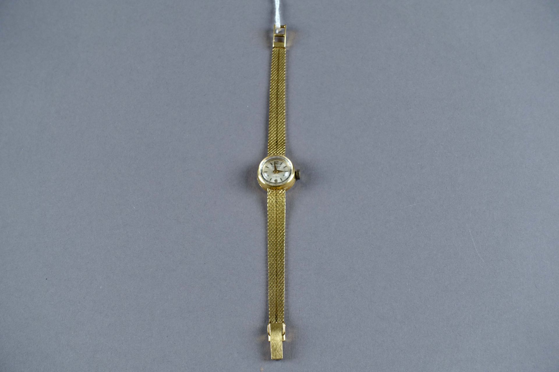 Onger - Suisse. 完整的女式手表。圆形表圈。手动机芯，有17颗功能宝石（有待调整）。18K黄金表壳和表带。重量：20,5 g。长度：15厘米。