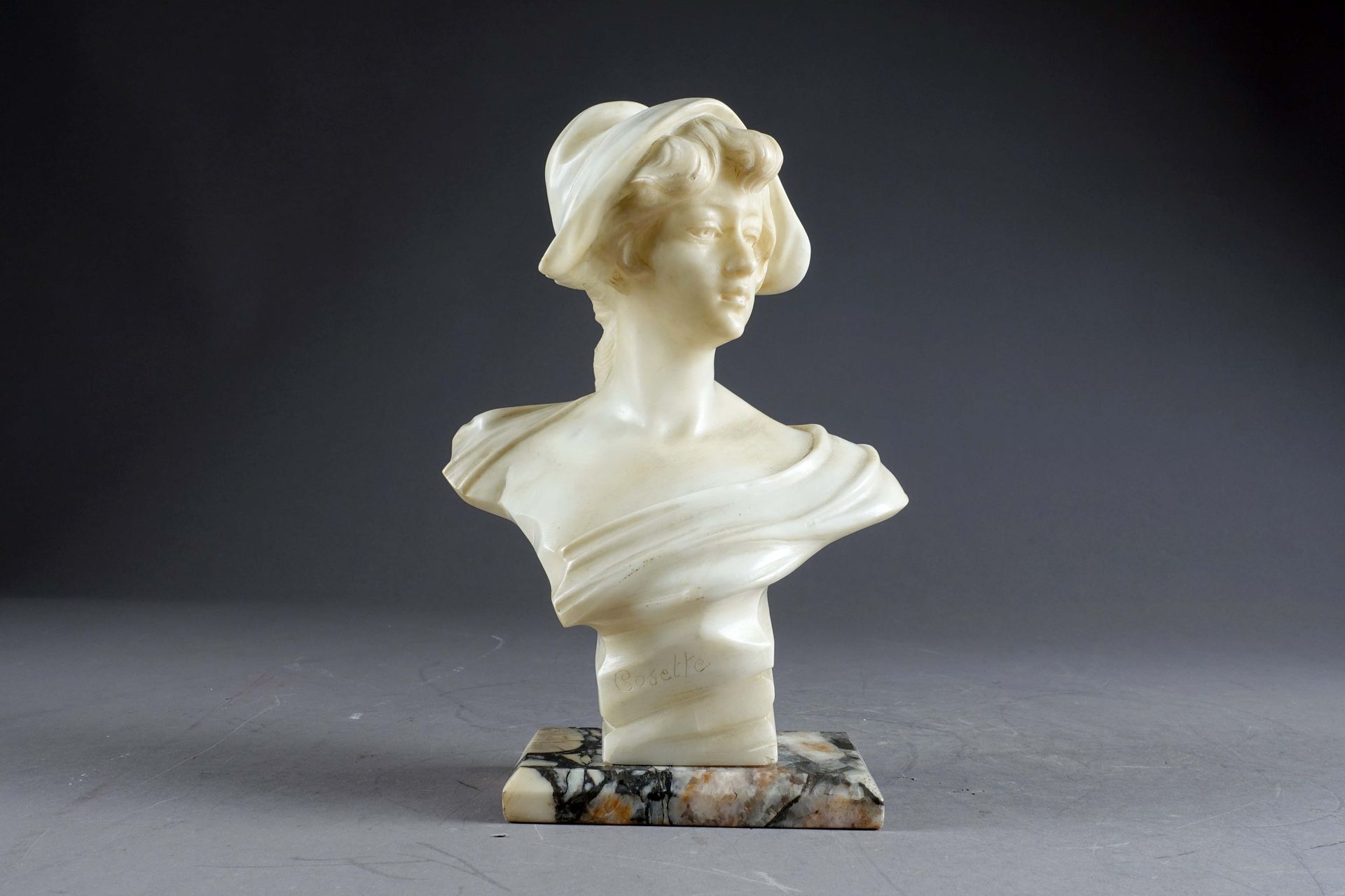 Cosette. 大理石平台上雕刻的雪花石膏半身像。无符号。19/20世纪。高度：30厘米。状态 : 无事故。