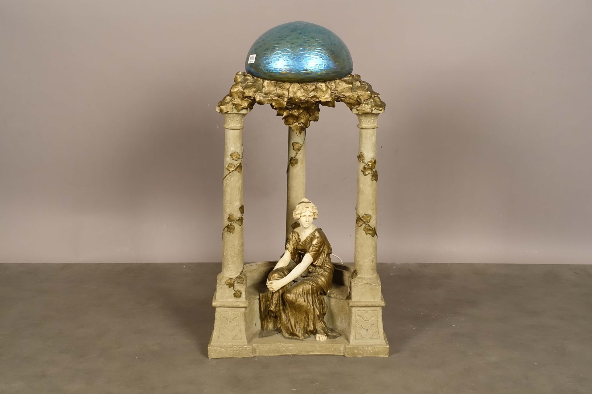 Grande lampe “Belle Epoque“. Depicting a pensive young woman, seated in a garden&hellip;