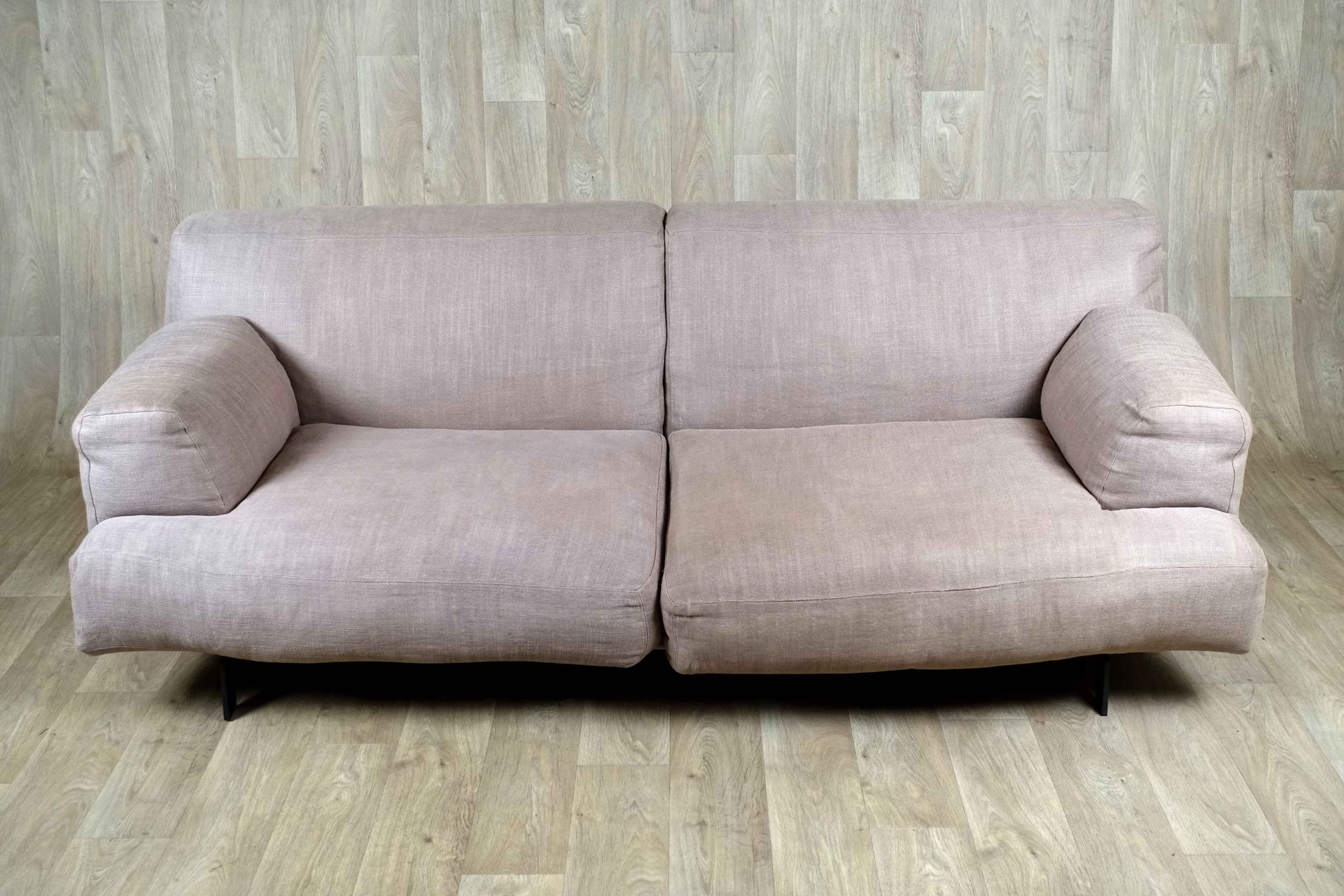 Jean-Marie Massaud (studio) - Canapé modèle “Tribeca“. Upholstered in light grey&hellip;