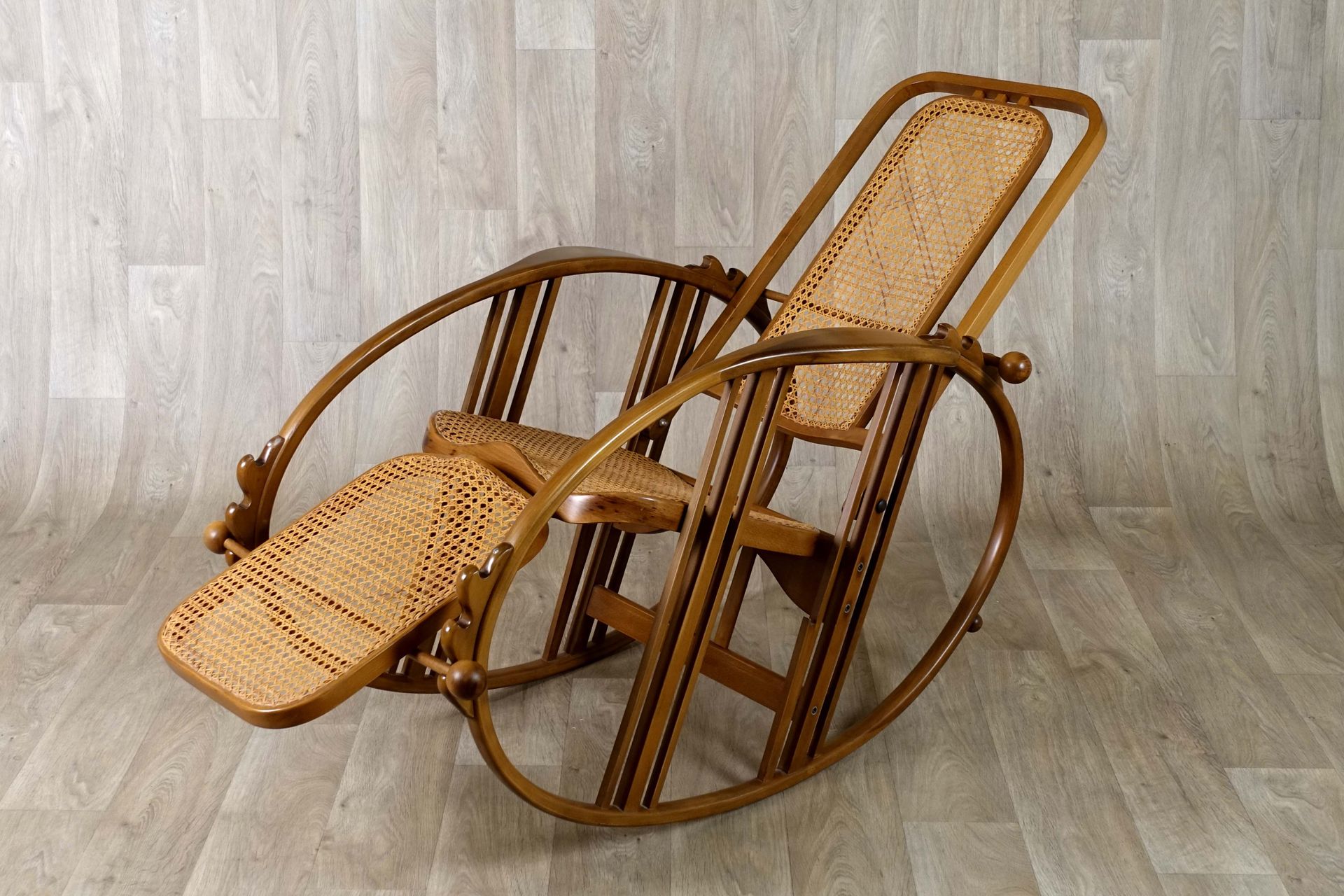 Antonio Volpe ou Josef Hoffmann (Autriche 1870-1956) - (d’après). 
罕见的爱格椅267型。弯曲&hellip;