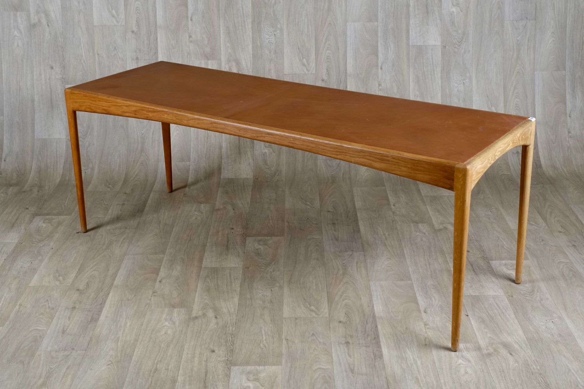 Table-Console. 
略微弯曲的腰带和锥形腿。橡木制成的白兰地软垫。斯堪的纳维亚设计。尺寸：66 x 180 60厘米。出处：西蒙-恩格尔收藏（布达佩&hellip;