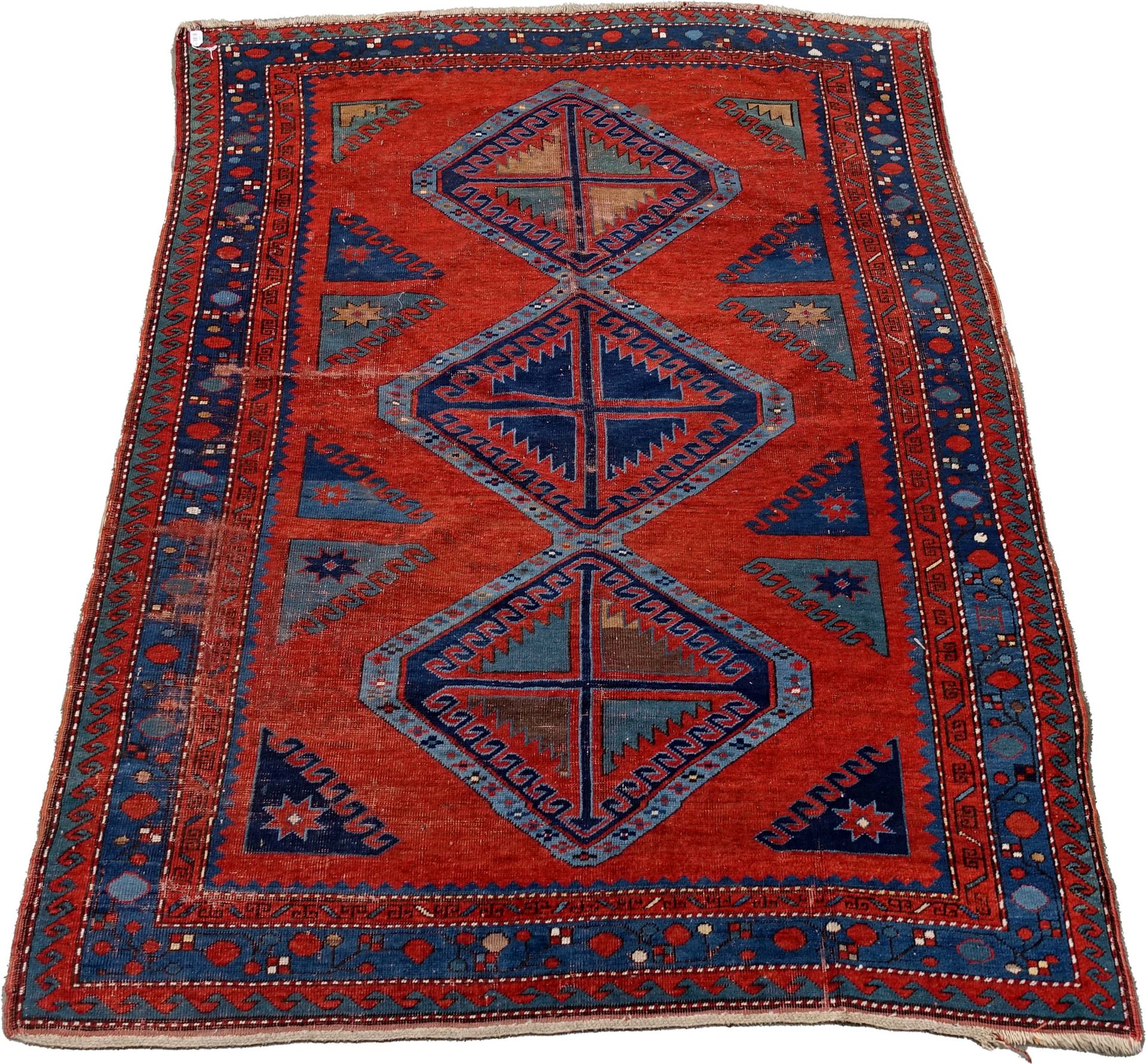 Carpette Kazak. Triple médaillon relié entre eux et à motifs à crochets. Fond ro&hellip;