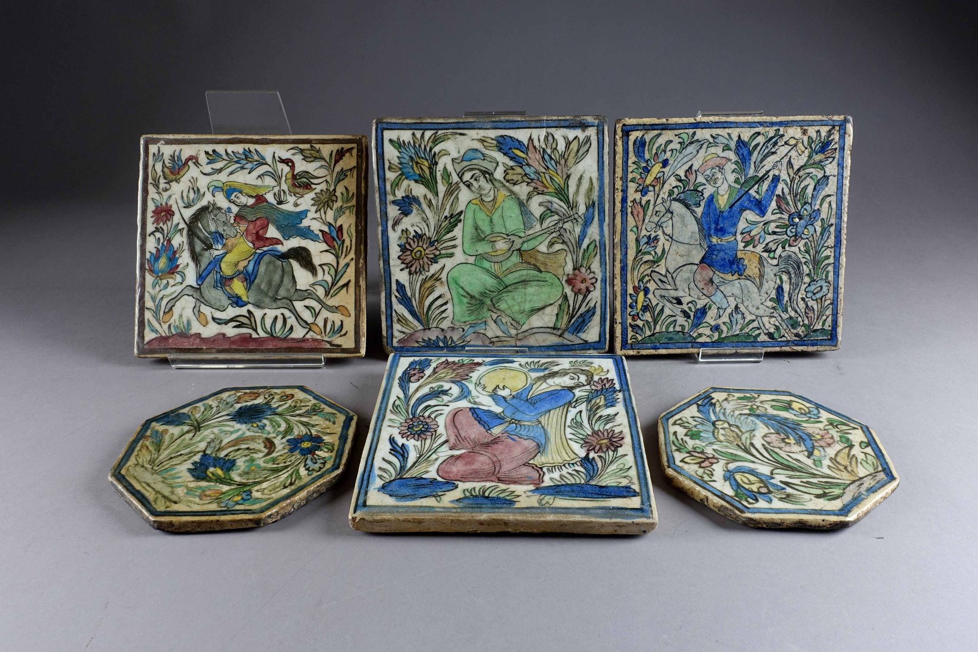 Lot de six carreaux. 釉面陶瓷，装饰有骑士、鲜花和音乐家。伊朗。尺寸：23×24和19×19厘米。状态 : 无事故。