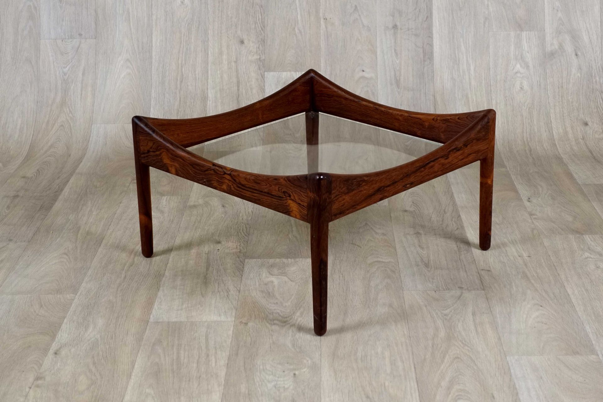 Illum Wikkelso (1919-1999) - Table d’Appoint. 
Wide, heavily carved belt. Glass &hellip;