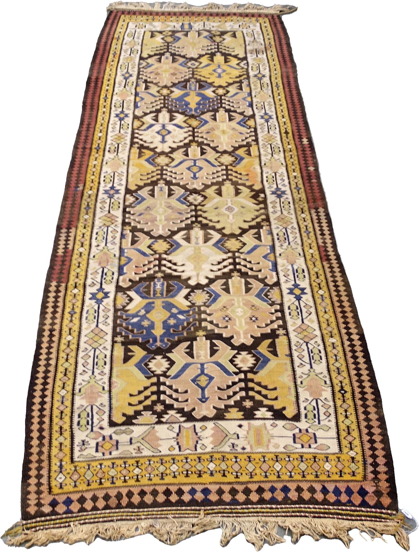 Tapis Kilim-Caucase. 镂空的奖章在黑色的背景上显得格外突出。几何边框。尺寸：401 x 136厘米。
