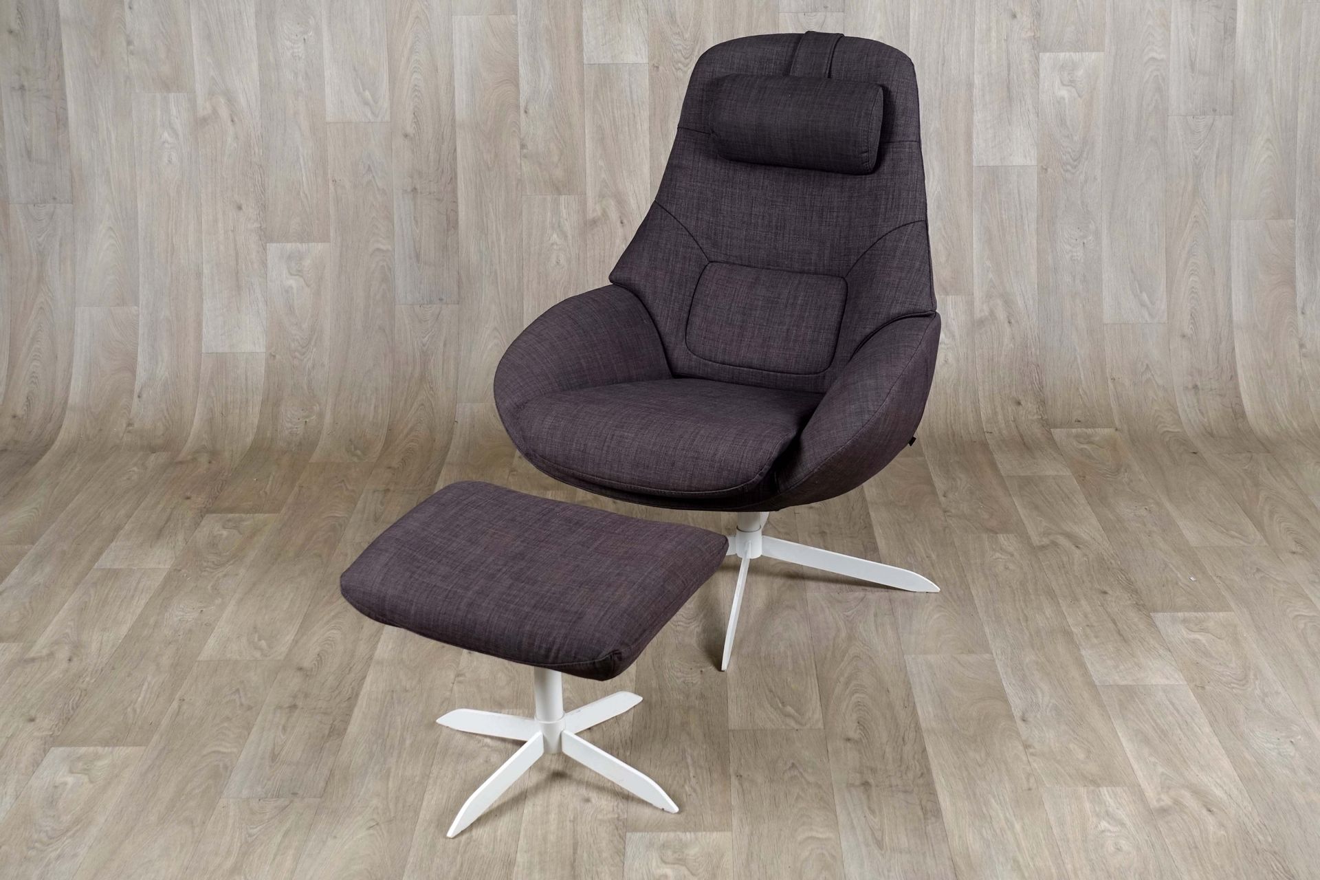 Anna & Signe - Fauteuil modèle “Saga“. With swivel function of the seat and with&hellip;