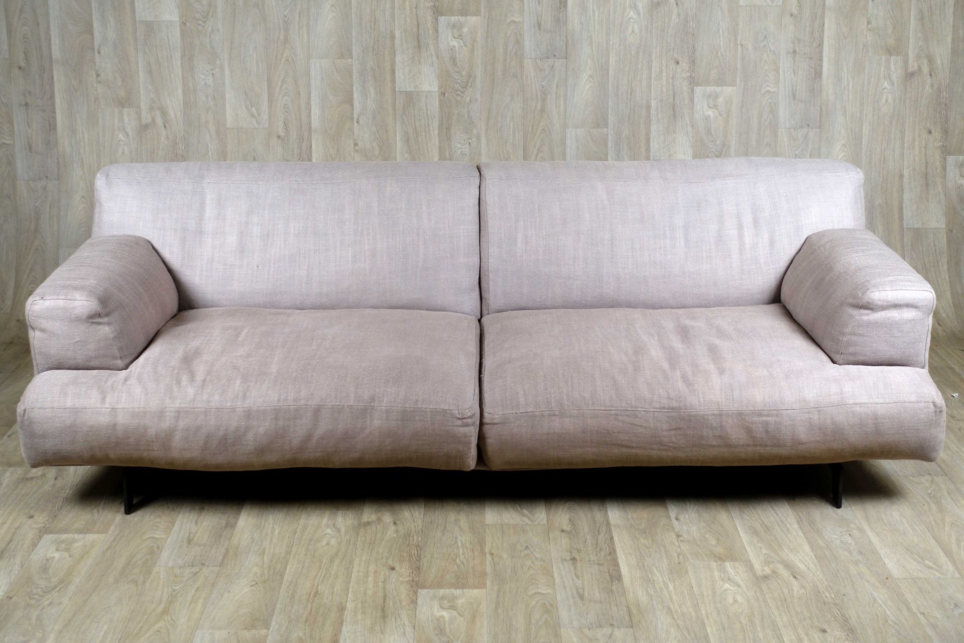 Jean-Marie Massaud (studio) - Canapé modèle “Tribeca“. Upholstered in light grey&hellip;