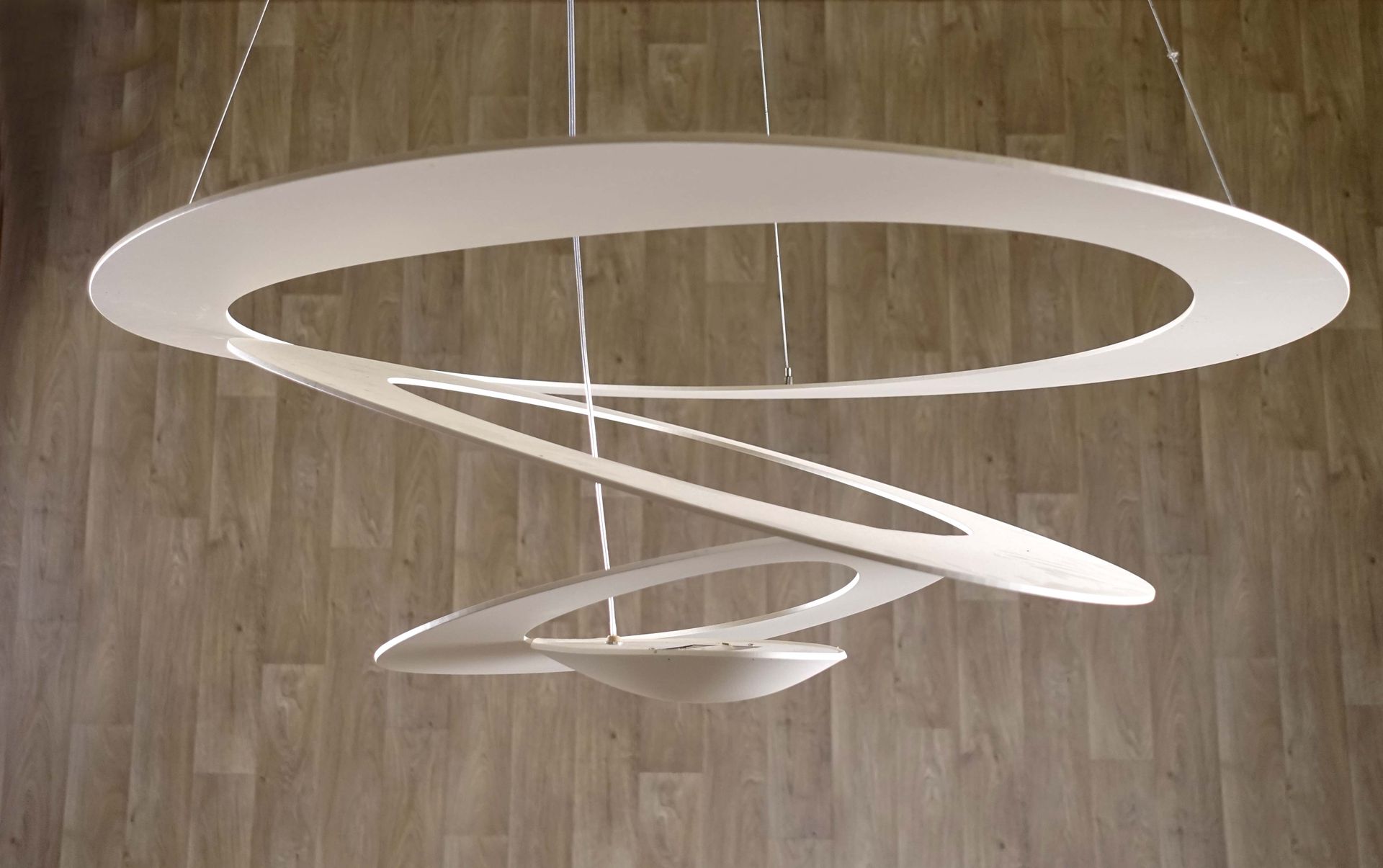 Guiseppe Maurizio Scutella (1962). 吊灯模型 "Pirce"，白色漆面铝。卤素灯330瓦。意大利设计编辑为Artemide -&hellip;