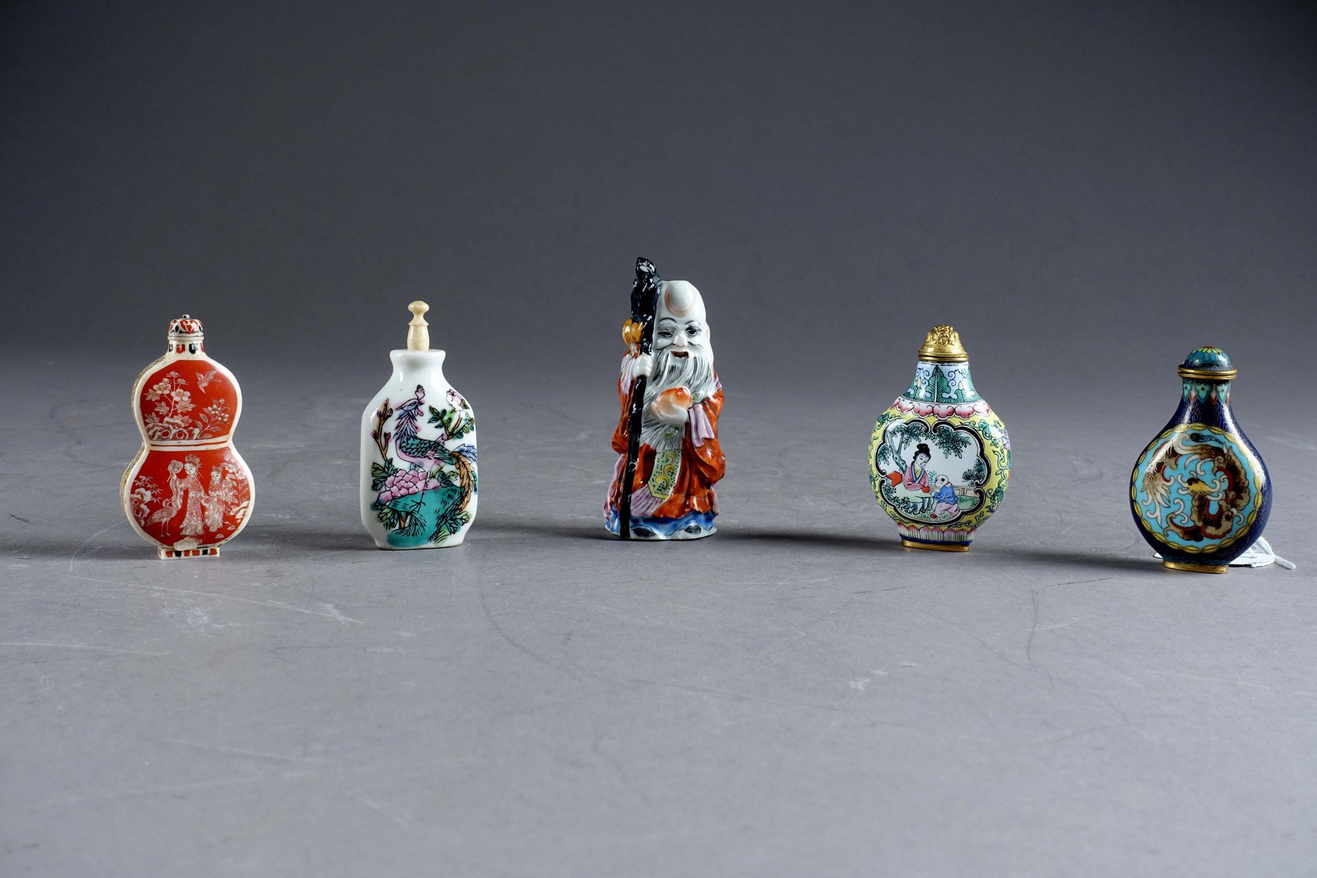 CHINE - XXe siècle. Collection de cinq tabatières. Métal cloisonné et émaillé, c&hellip;