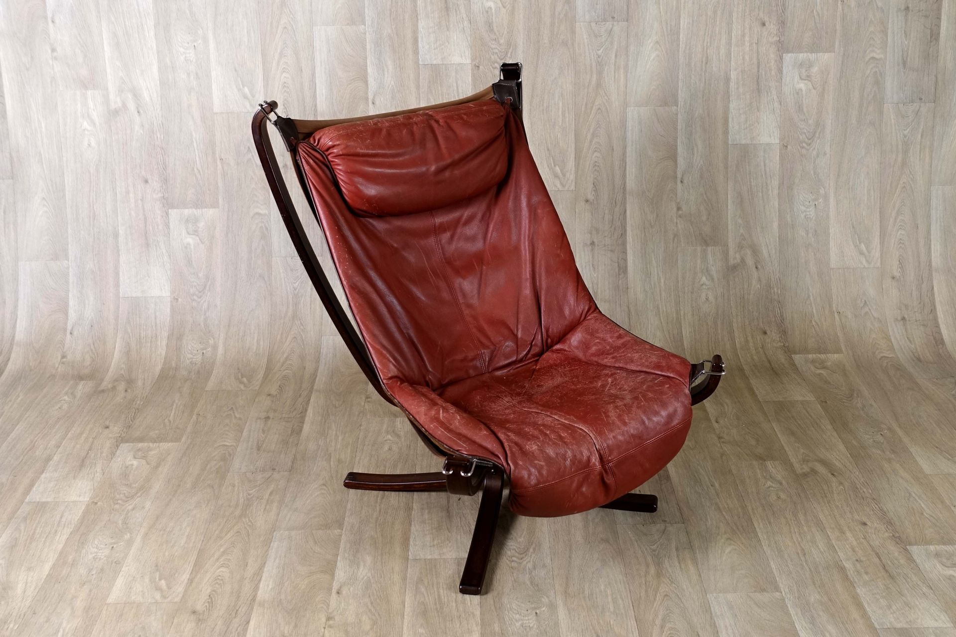 Sigurd Ressell (designer - Norvège 1920-2010). 
猎鹰扶手椅。弯曲的木质结构和染色。贝壳由四个金属环支撑，内衬红色&hellip;