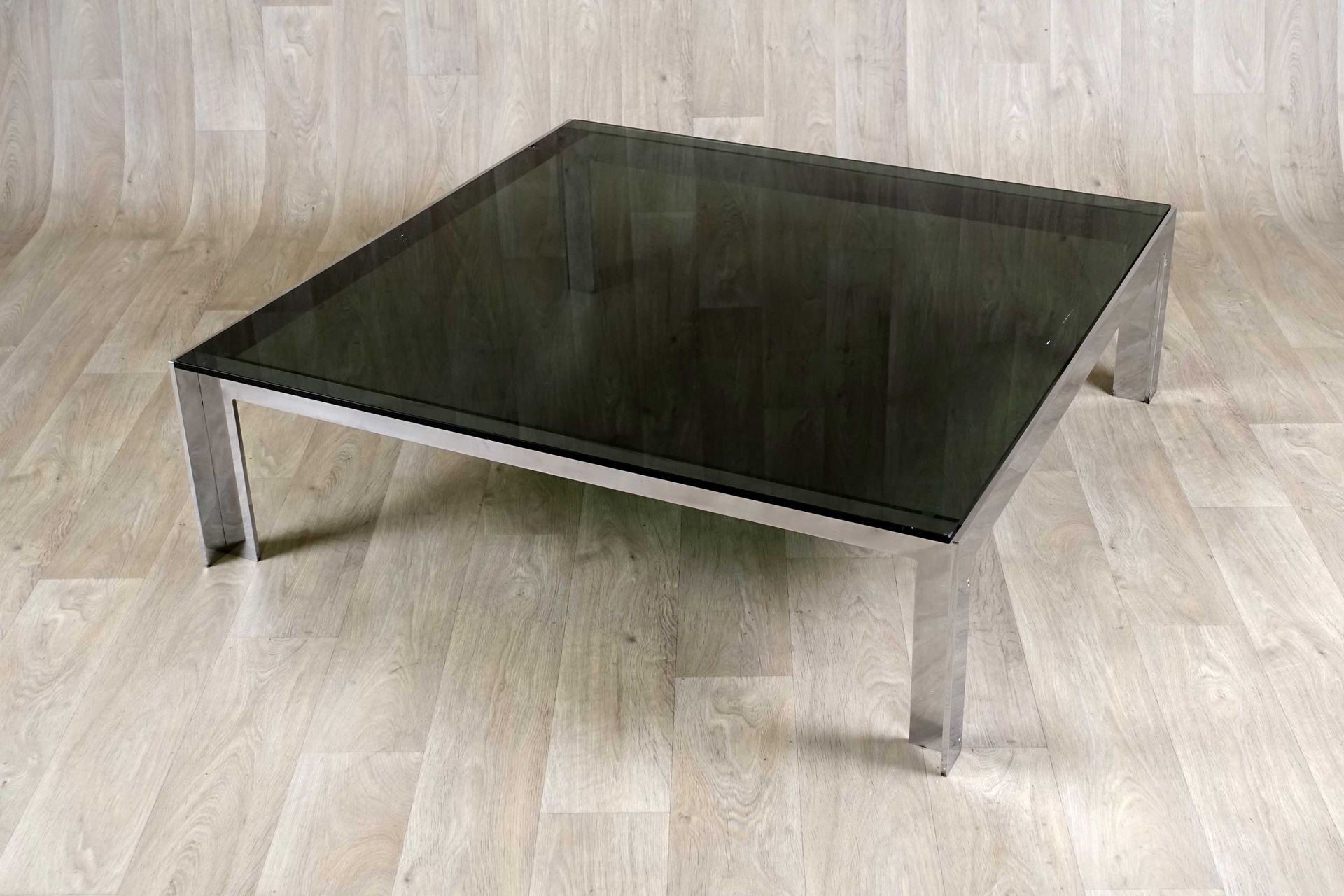 Table de Salon. 
Ripiano in vetro fumé e base in metallo cromato. Dimensioni: 36&hellip;