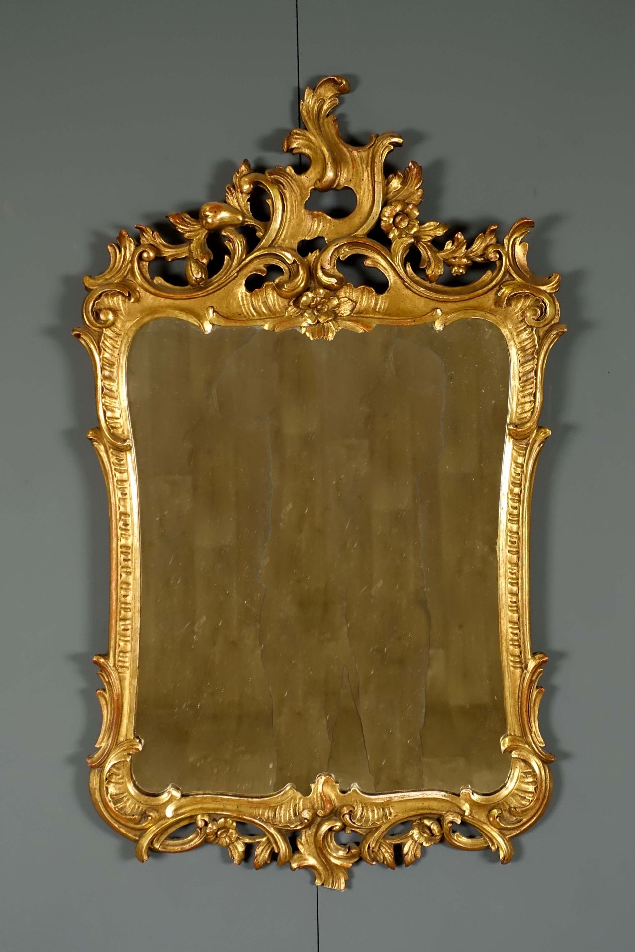 Miroir de style Louis XV. Pediment with openwork rocaille. Carved frame. Gilded &hellip;