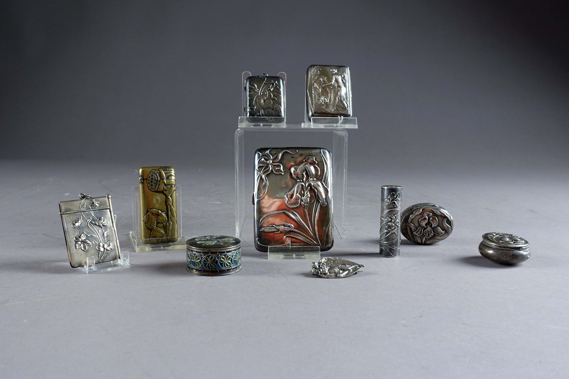 Collection de dix pièces. 
Cases, notebooks, pill boxes, bottles, Art Nouveau pe&hellip;