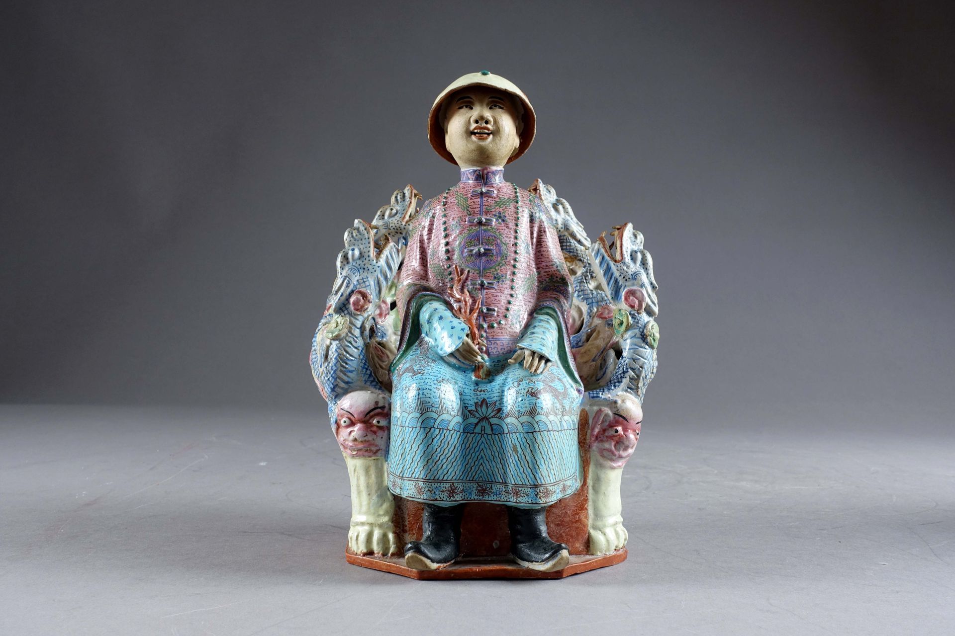 Chine - Fin de la période Qing. 皇帝坐着，面带微笑，右手拿着一枝红珊瑚。由四条龙组成的王座，张着嘴。瓷器上的Famille Ro&hellip;