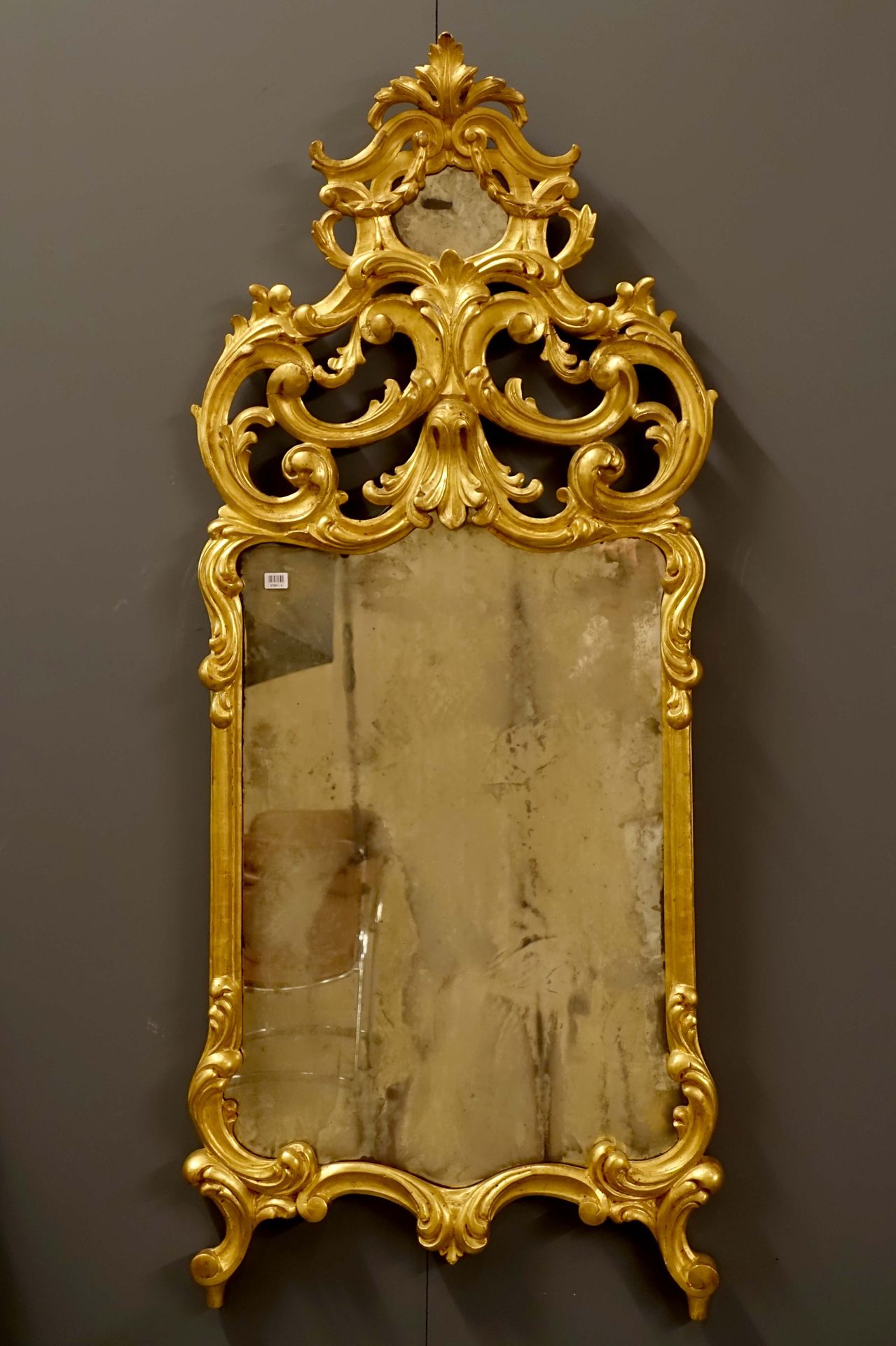 Miroir de Cheminée Régence. 镂空的大踏板上雕刻着树叶。模制的框架。镀金的木材。18世纪的作品。尺寸：160 x 70厘米。状态: 镀&hellip;