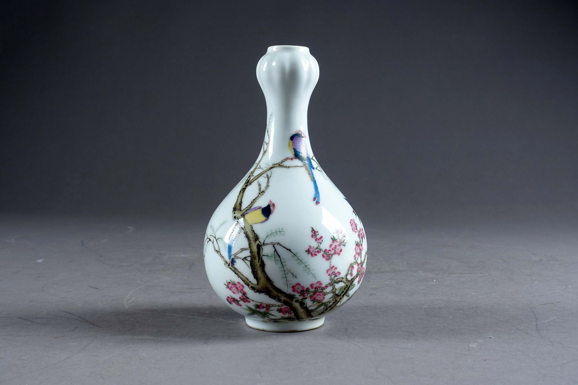 Petit vase piriforme. Col en gousse d’ail décoré, en plein, d’un prunus en fleur&hellip;