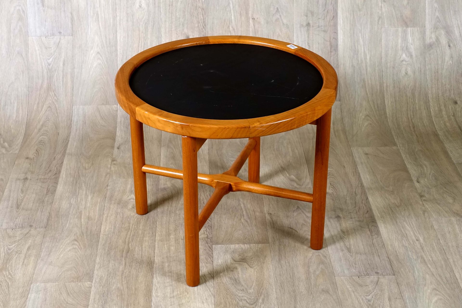 Hans Wegner (attribué à) Design danois (1914-2007) - Tray Table. 
圆形可翻转的顶部，放在一个折&hellip;