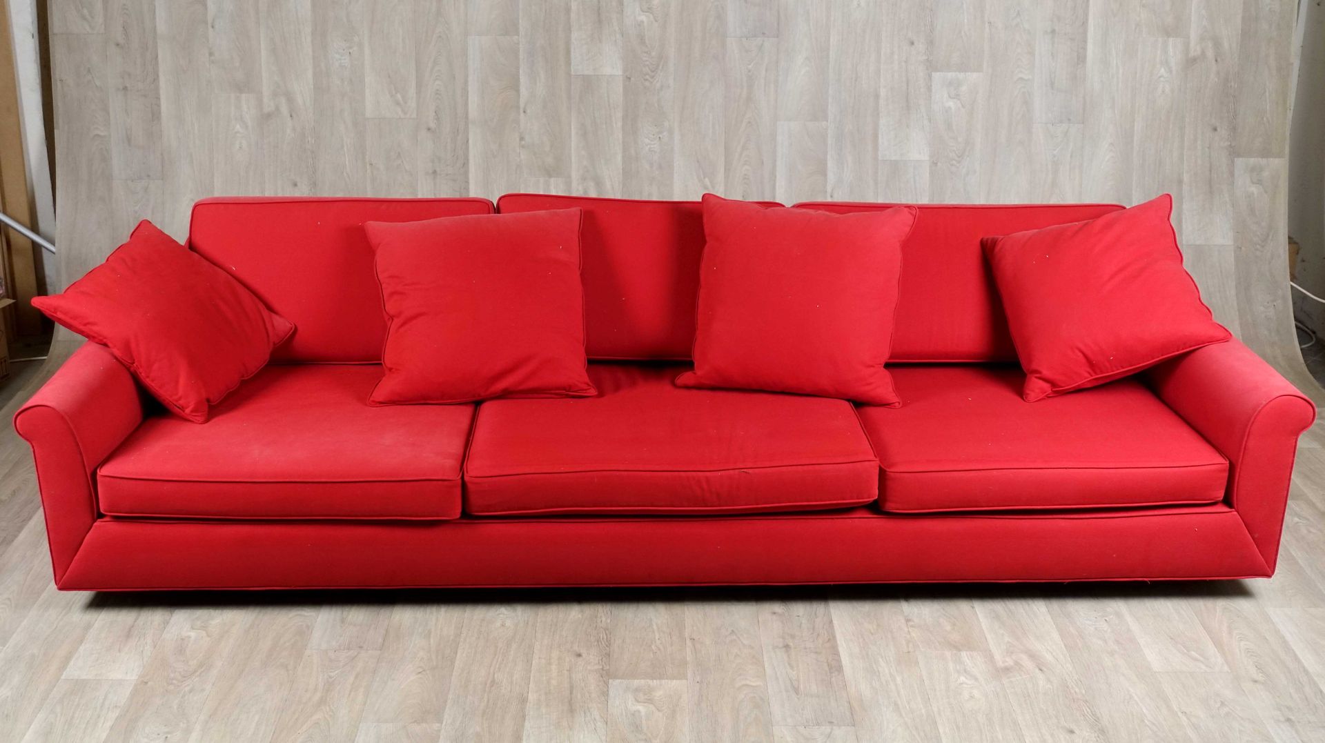 Grand Canapé. 
Fully upholstered in red fabric and with flared arms. Nice condit&hellip;