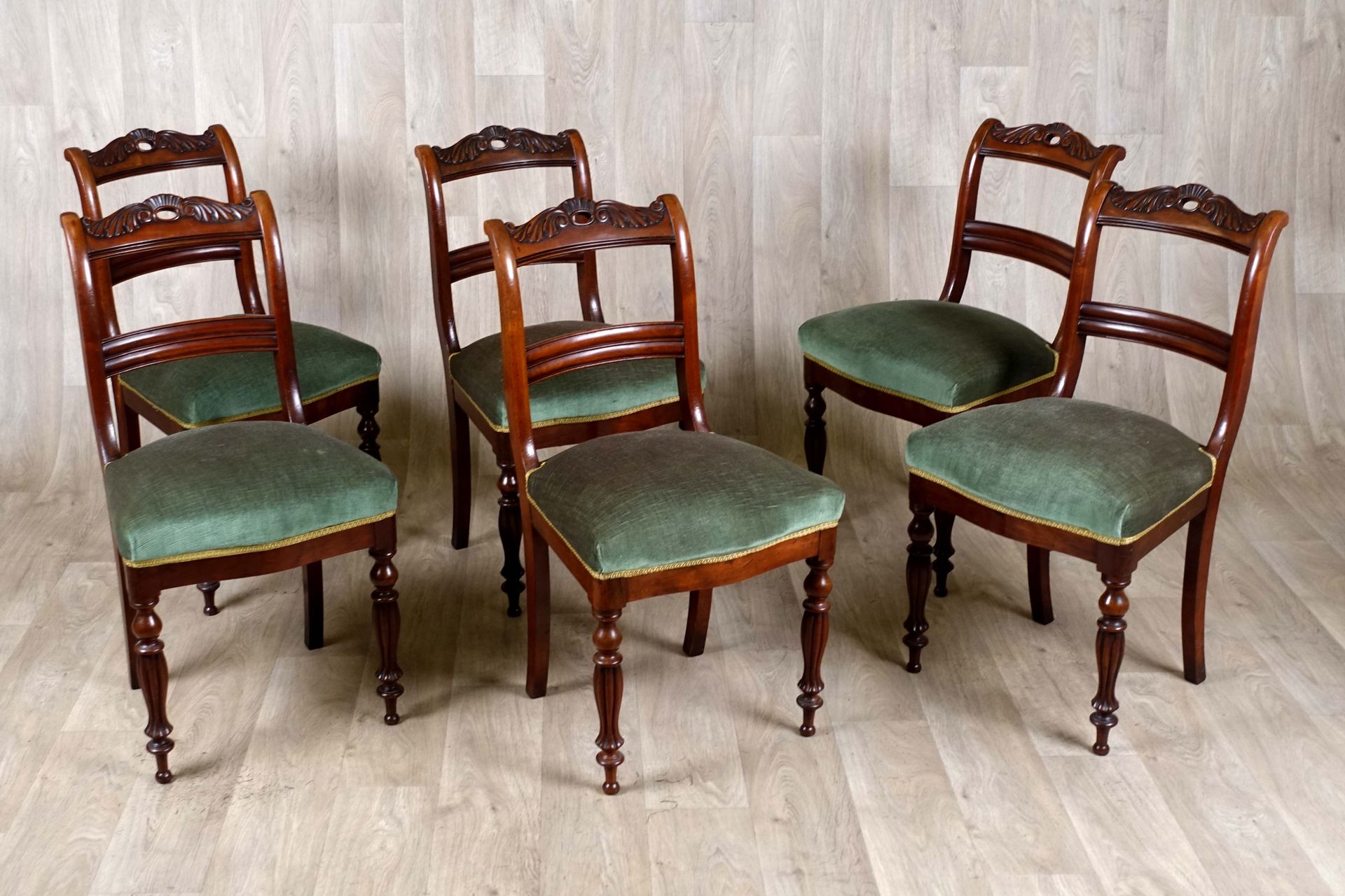 Suite de six Chaises d’époque Louis XVI. 背部有略微弯曲的带子，弯曲的座椅用绿色织物装饰。后腿有锯齿状的脚。实心桃花心木&hellip;
