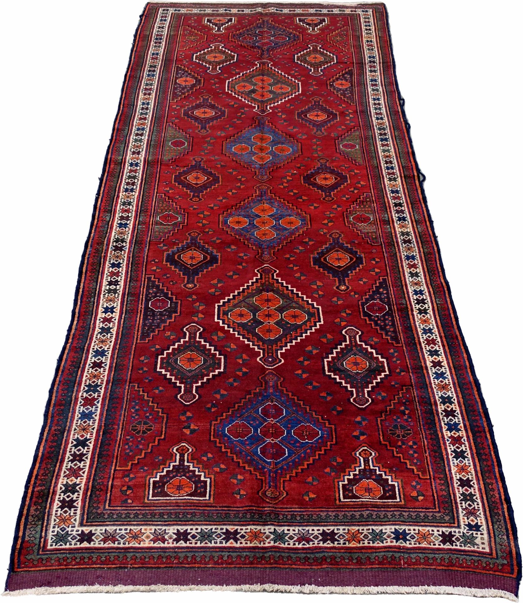 Tapis Azerbaïdjan. Le fond, rouge, présente une multitude de médaillons entourés&hellip;