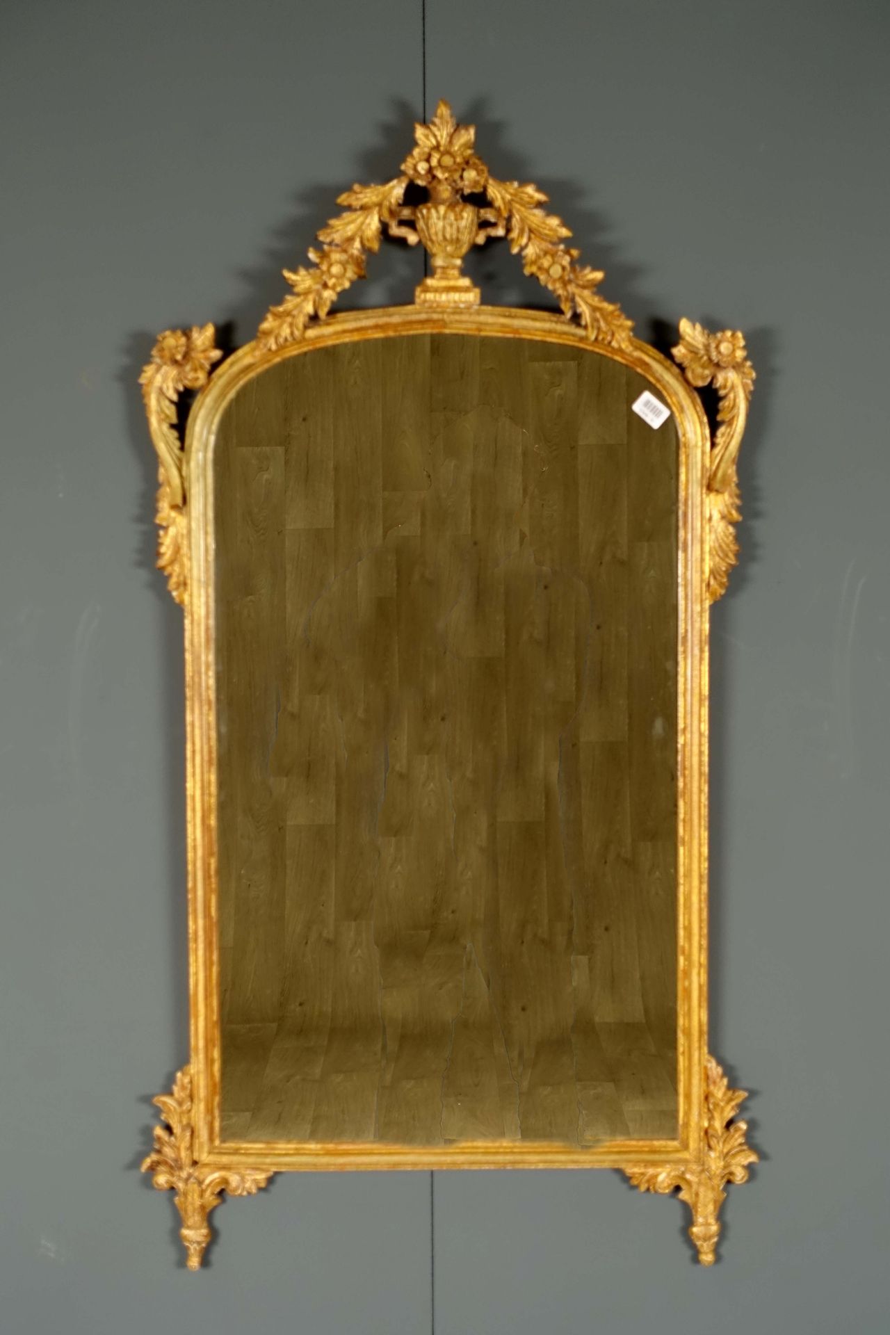 Miroir de Cheminée Louis XVI. 底座上有一圈花纹装饰。模制的框架。镀金的木材。20世纪的作品。尺寸：111 x 61厘米。