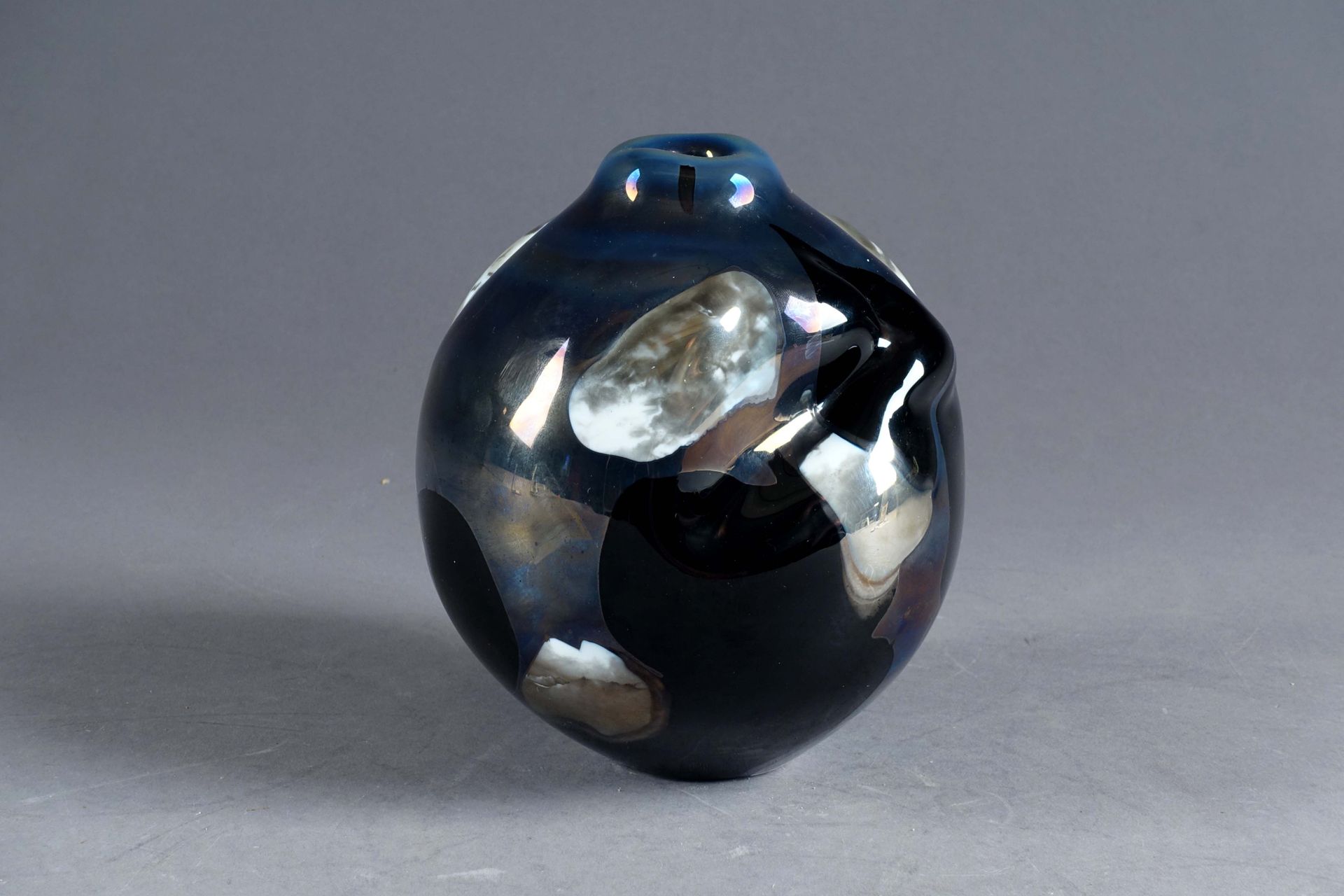 Per B. Sundberg (Suède 1964), pour Orrefors. 
Un vaso a sfera di cristallo spess&hellip;