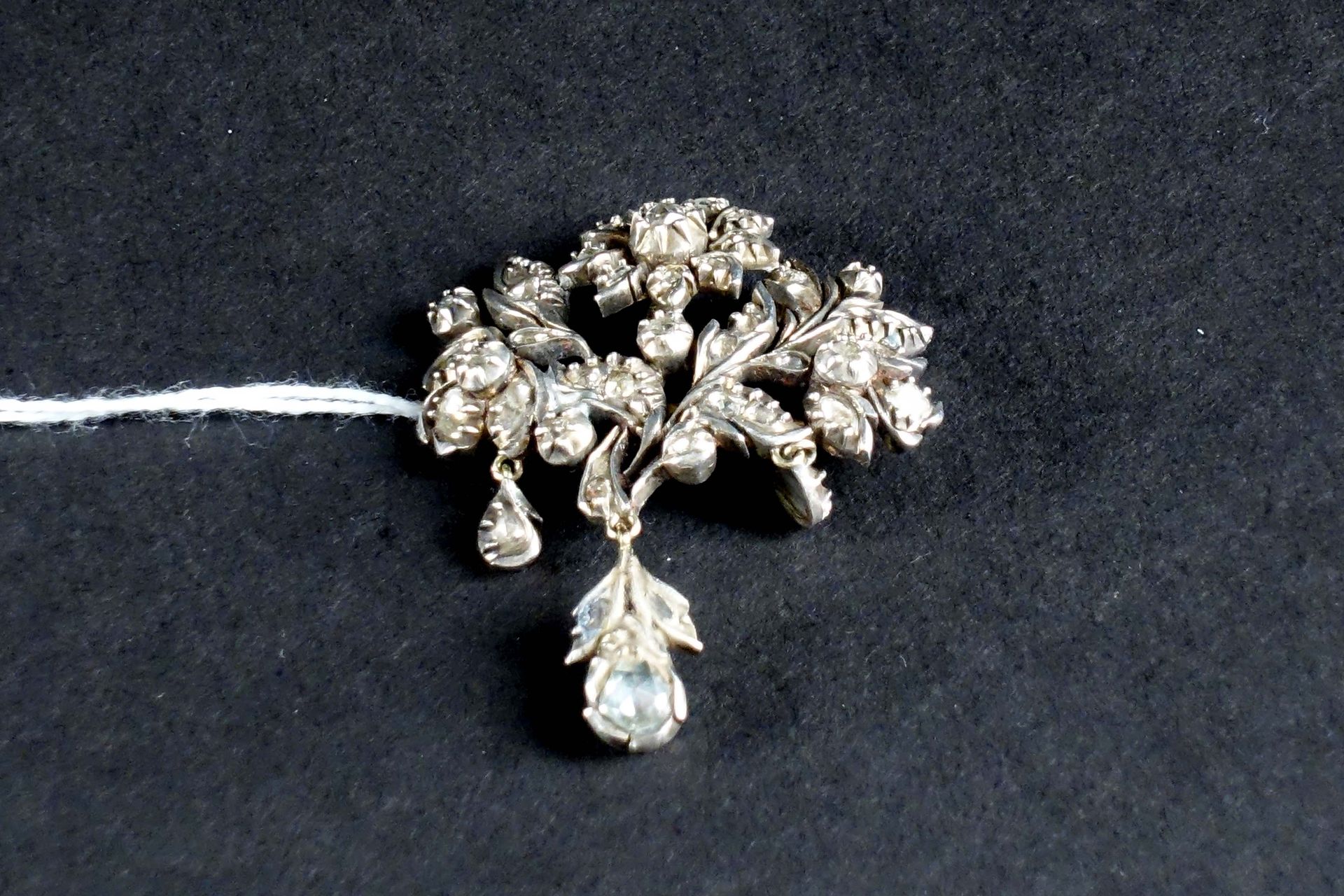 Broche du XIXe siècle. Decoración floral decorada con cuarenta y cuatro diamante&hellip;