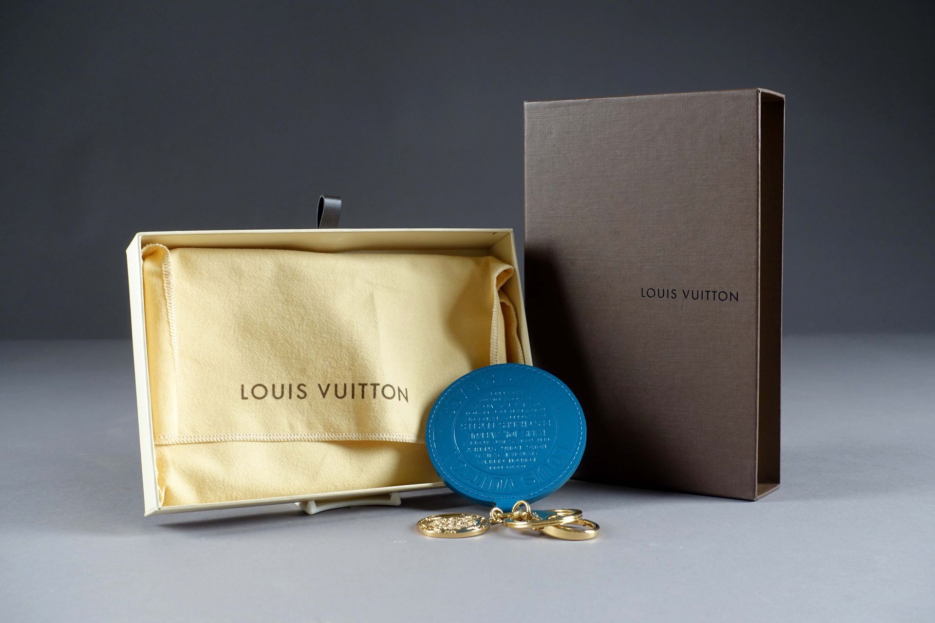 Louis VUITTON. 袋装珠宝 "钥匙圈"。绿松石蓝色漆皮和金色金属。高度：约14厘米。新的条件。带防尘袋和盒子。