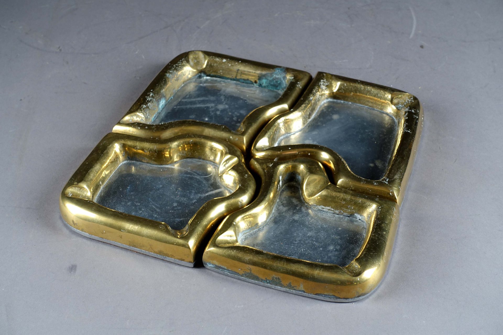 David Marshall (Espagne - XXe siècle). 拼图。一套四个桌子上的烟灰缸组成一个拼图。青铜和铝。约1970年。尺寸：24 x &hellip;