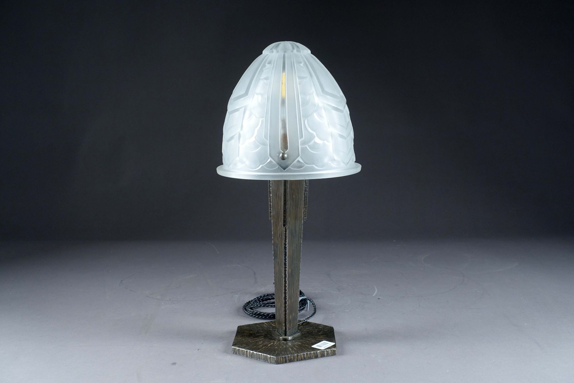 Lampe de bureau de style Art Déco. 一个模压的磨砂玻璃罩，带有S.E.V.B.（Société d'Exploitation &hellip;